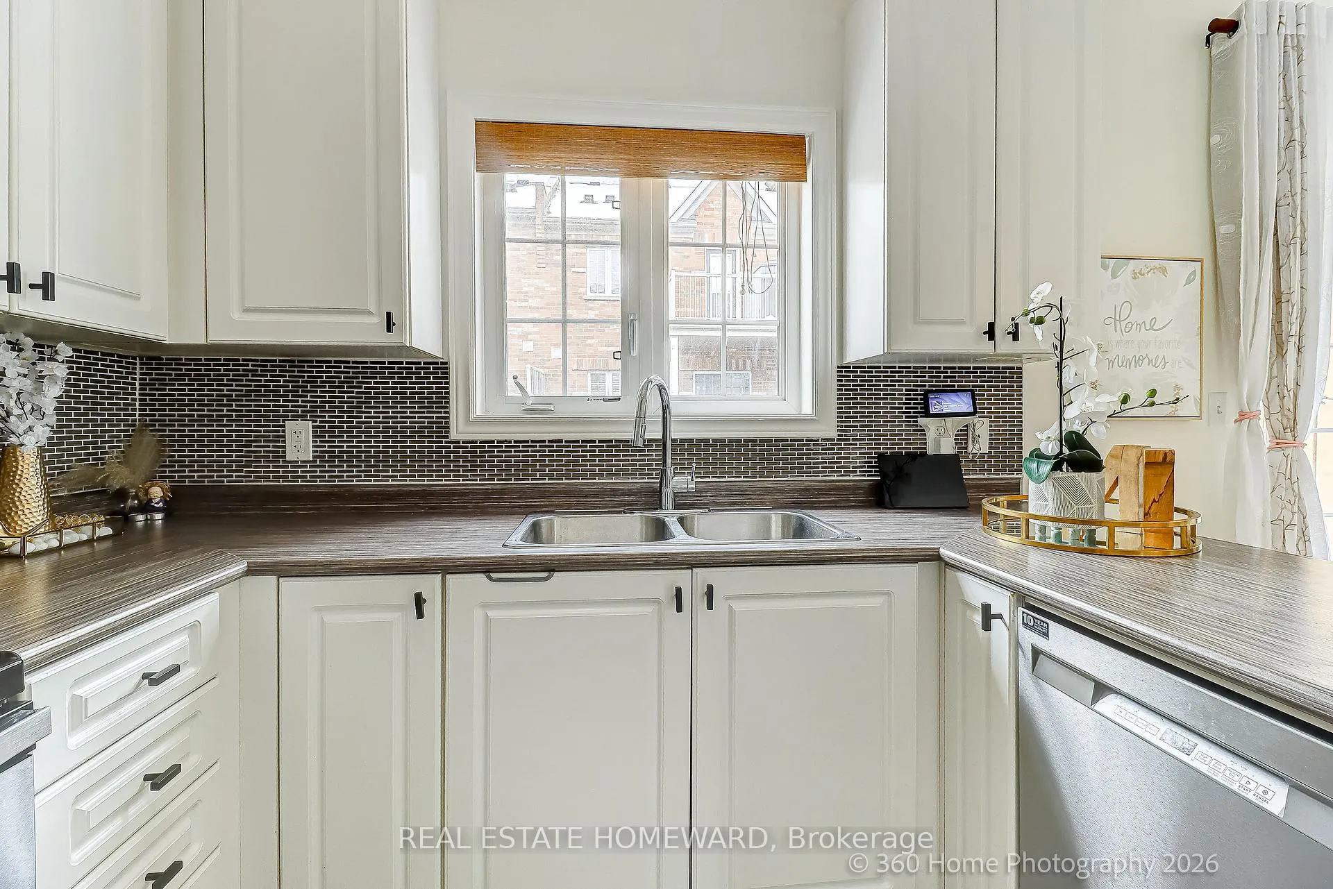 Photo 4 of 12 Carnahan Terrace, Toronto, East End-Danforth — HOMEH