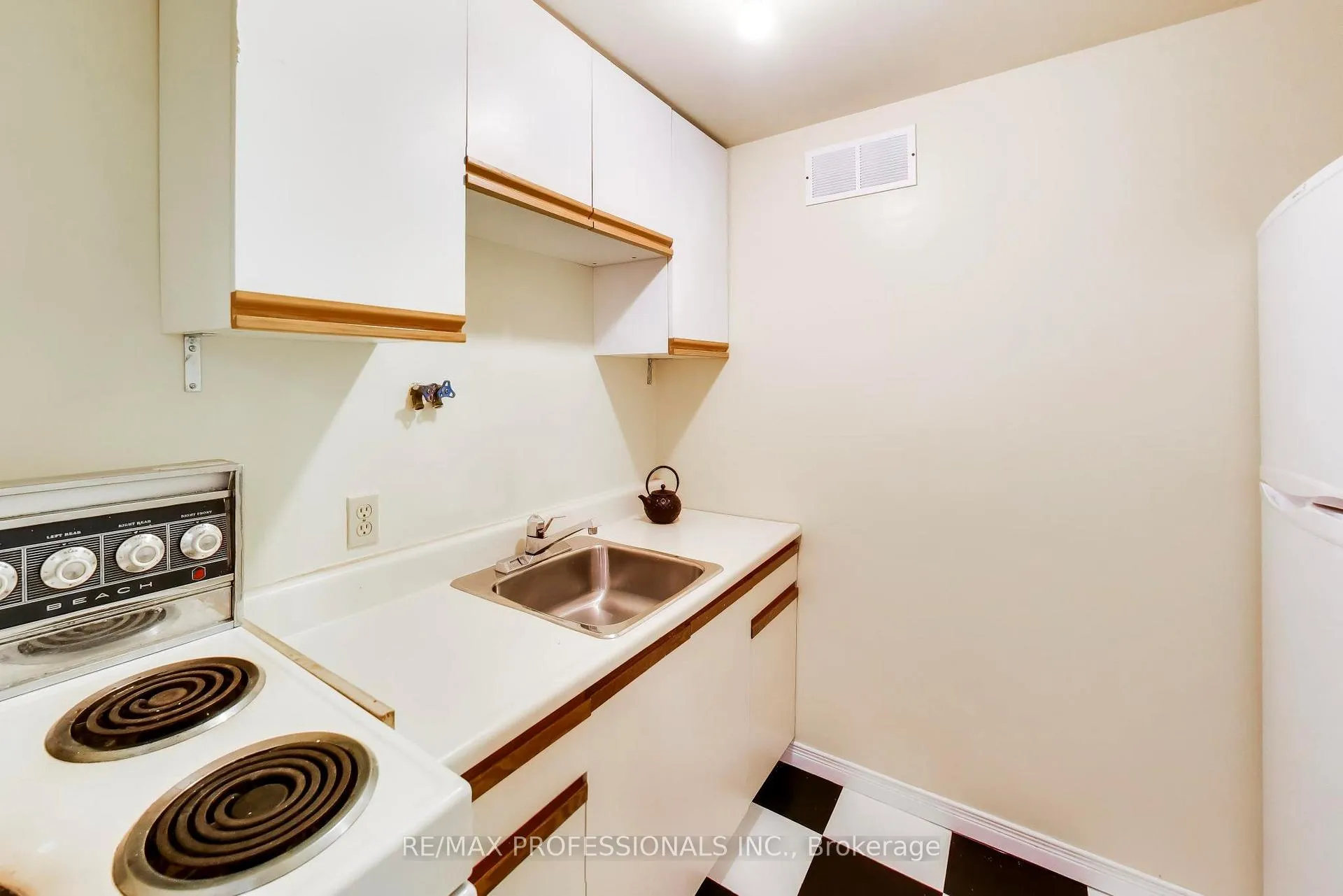 Photo 24 of 41 Windermere Avenue, Toronto, High Park-Swansea — HOMEH
