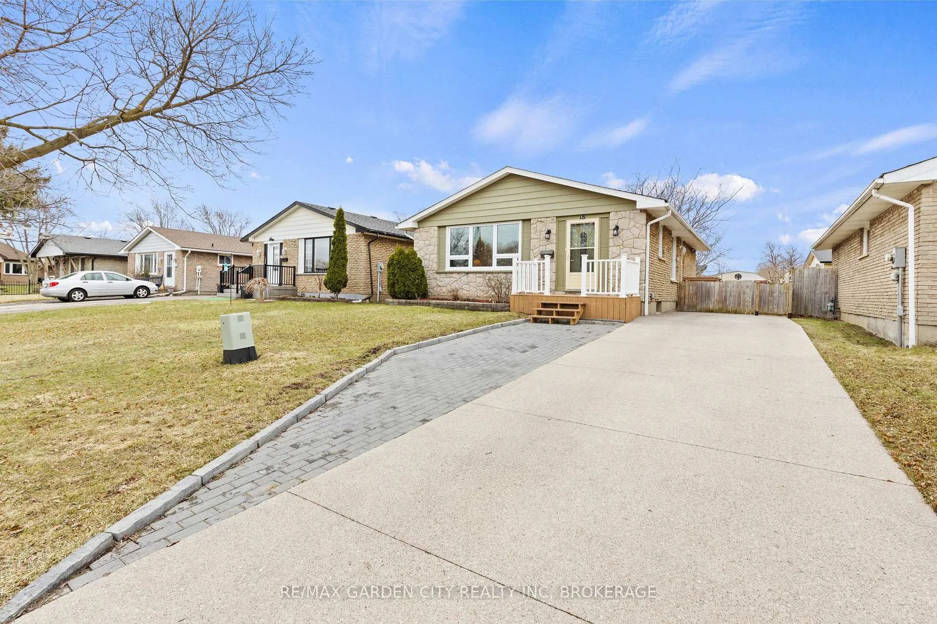 Photo 4 of 18 Thorncliff Drive, St. Catharines, Oakdale — HOMEH