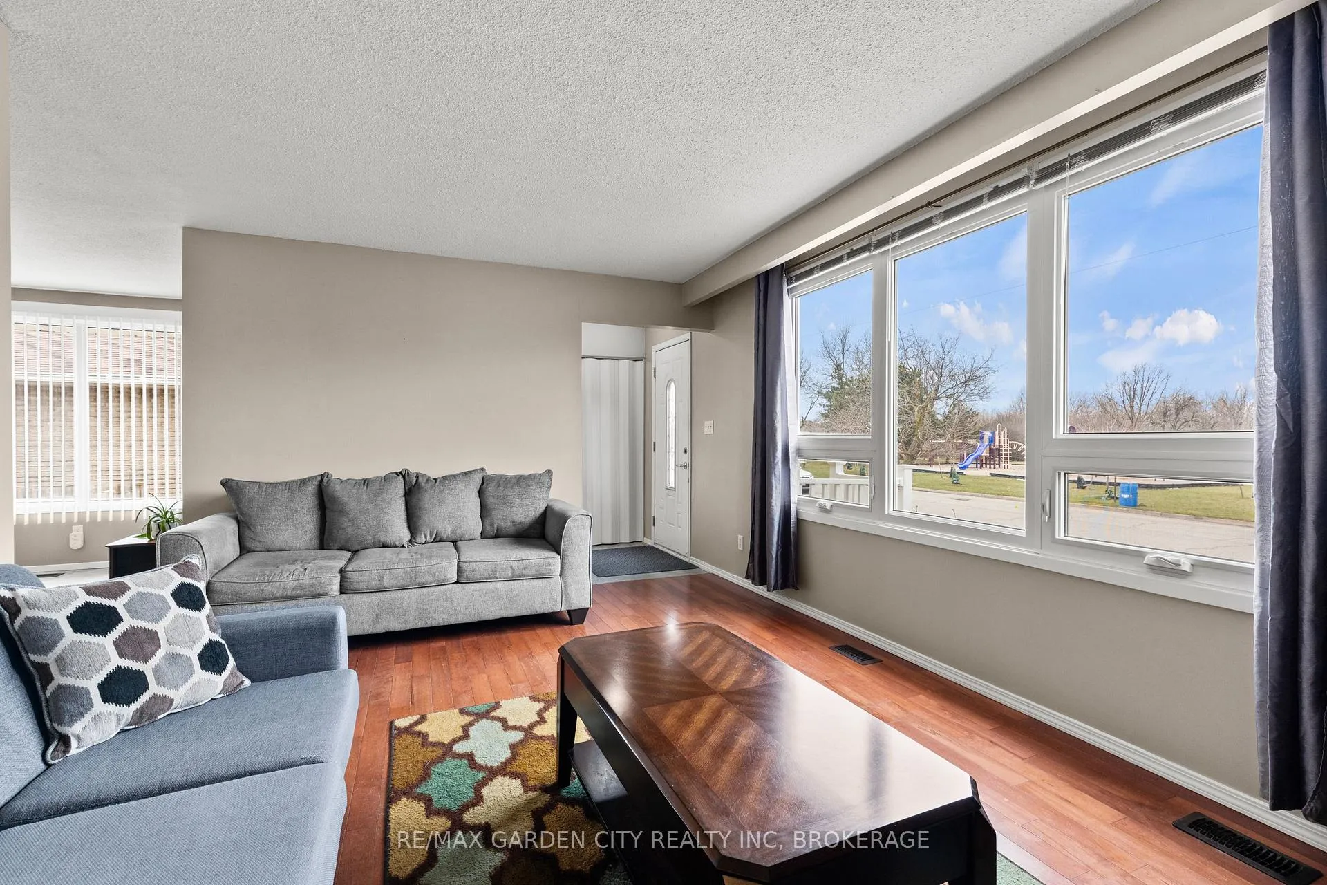 Photo 5 of 18 Thorncliff Drive, St. Catharines, Oakdale — HOMEH