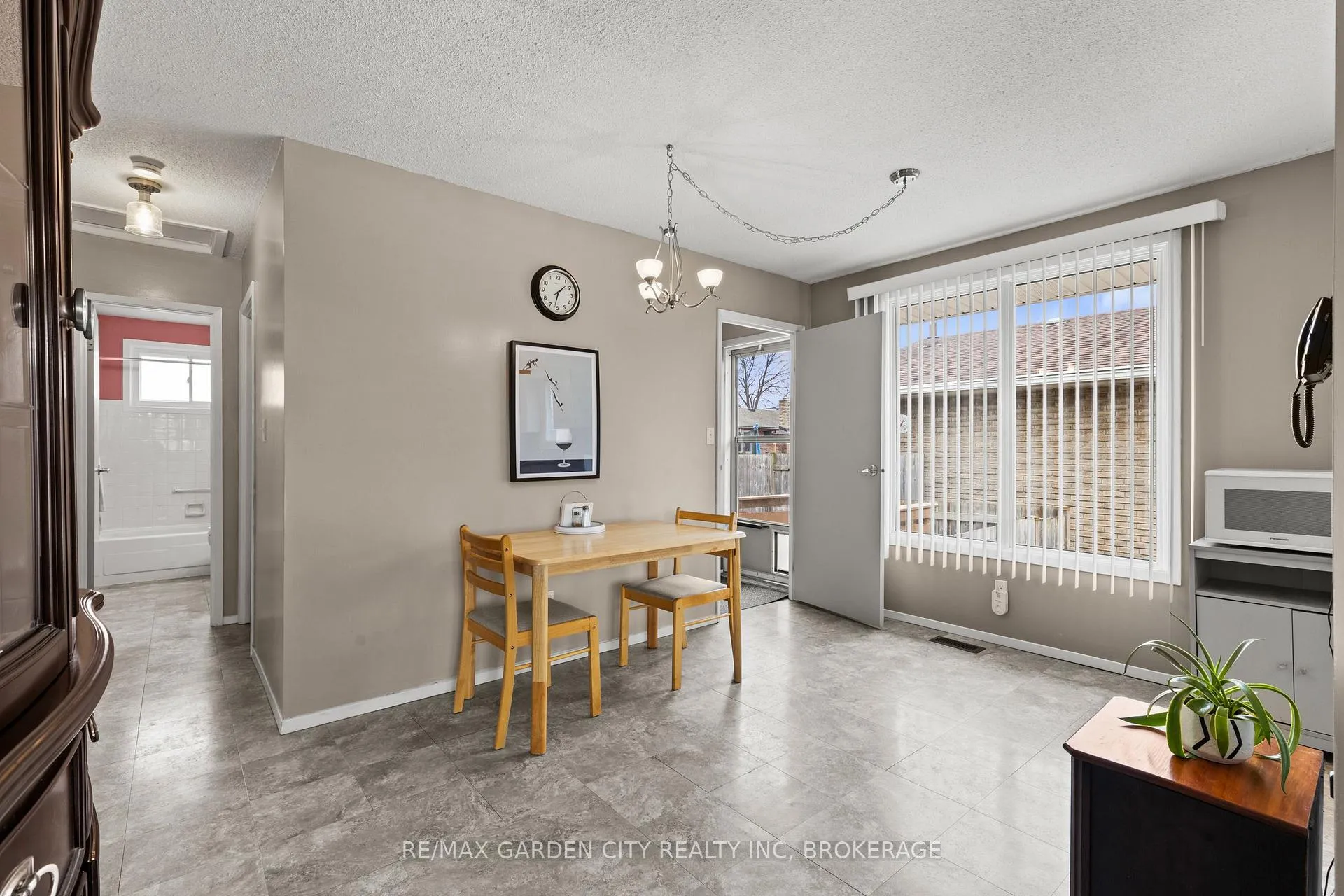 Photo 11 of 18 Thorncliff Drive, St. Catharines, Oakdale — HOMEH