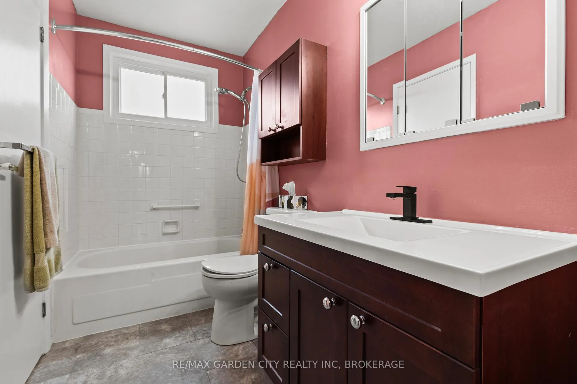 Photo 19 of 18 Thorncliff Drive, St. Catharines, Oakdale — HOMEH