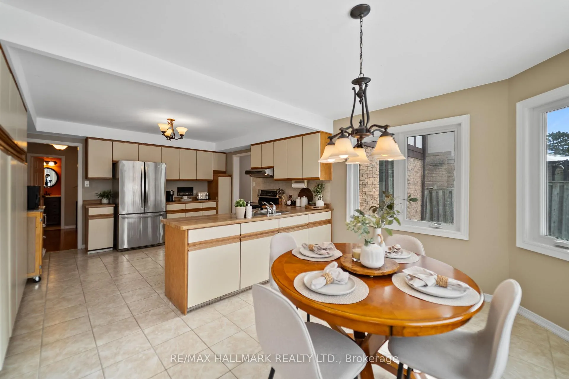 Photo 10 of 7 Delbeatrice Crescent, Scarborough, Centennial Scarborough — HOMEH