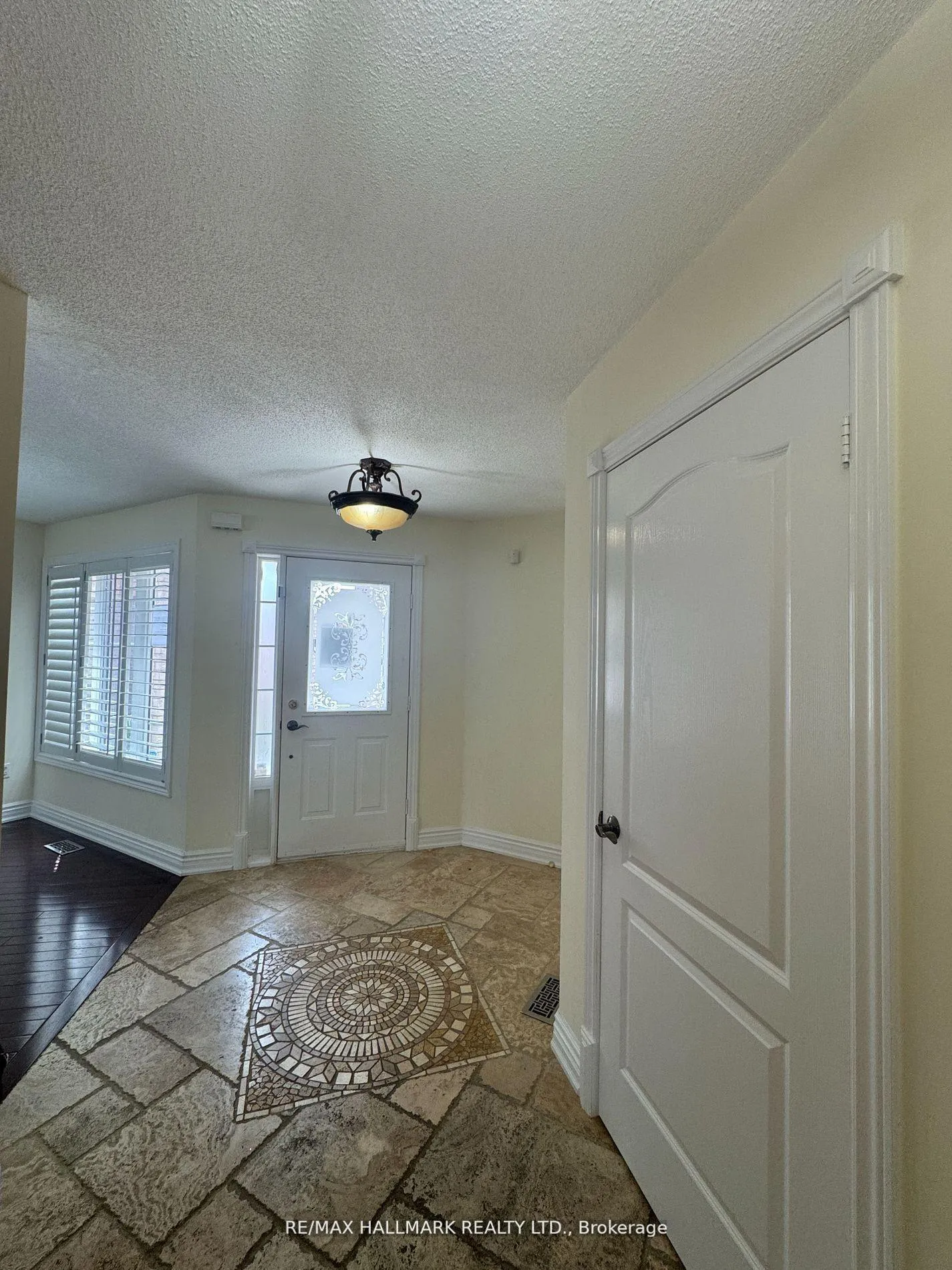 Photo 2 of 203 Landsbridge Street, Caledon, Bolton East — HOMEH