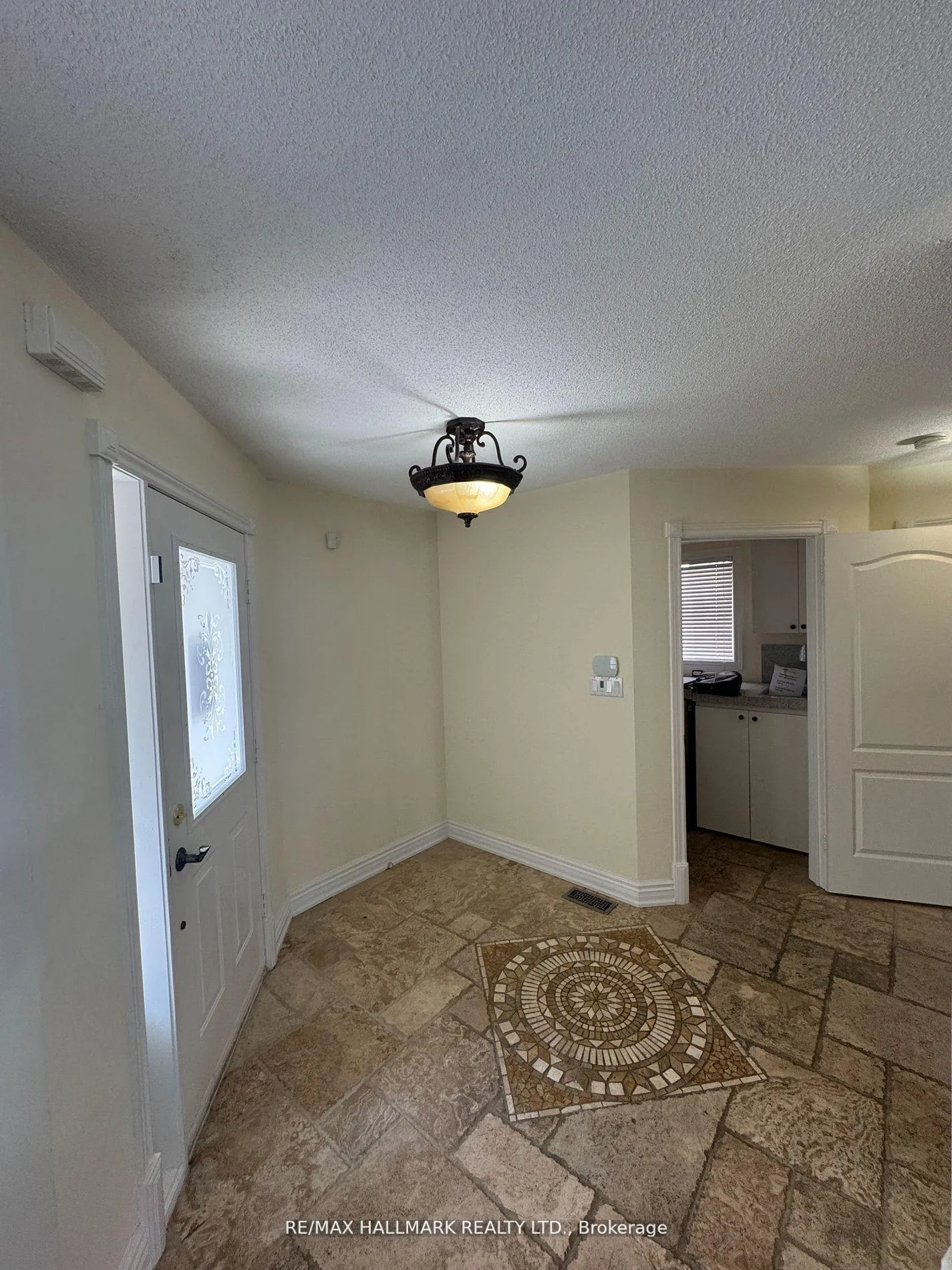 Photo 3 of 203 Landsbridge Street, Caledon, Bolton East — HOMEH