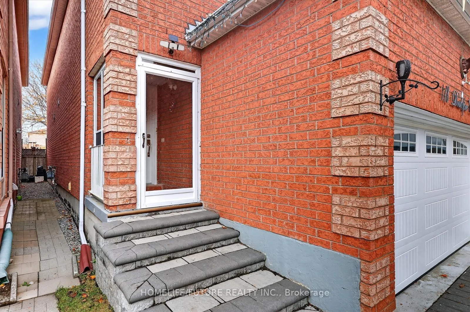 Photo 4 of 118 Doubtfire Crescent, Markham, Middlefield — HOMEH