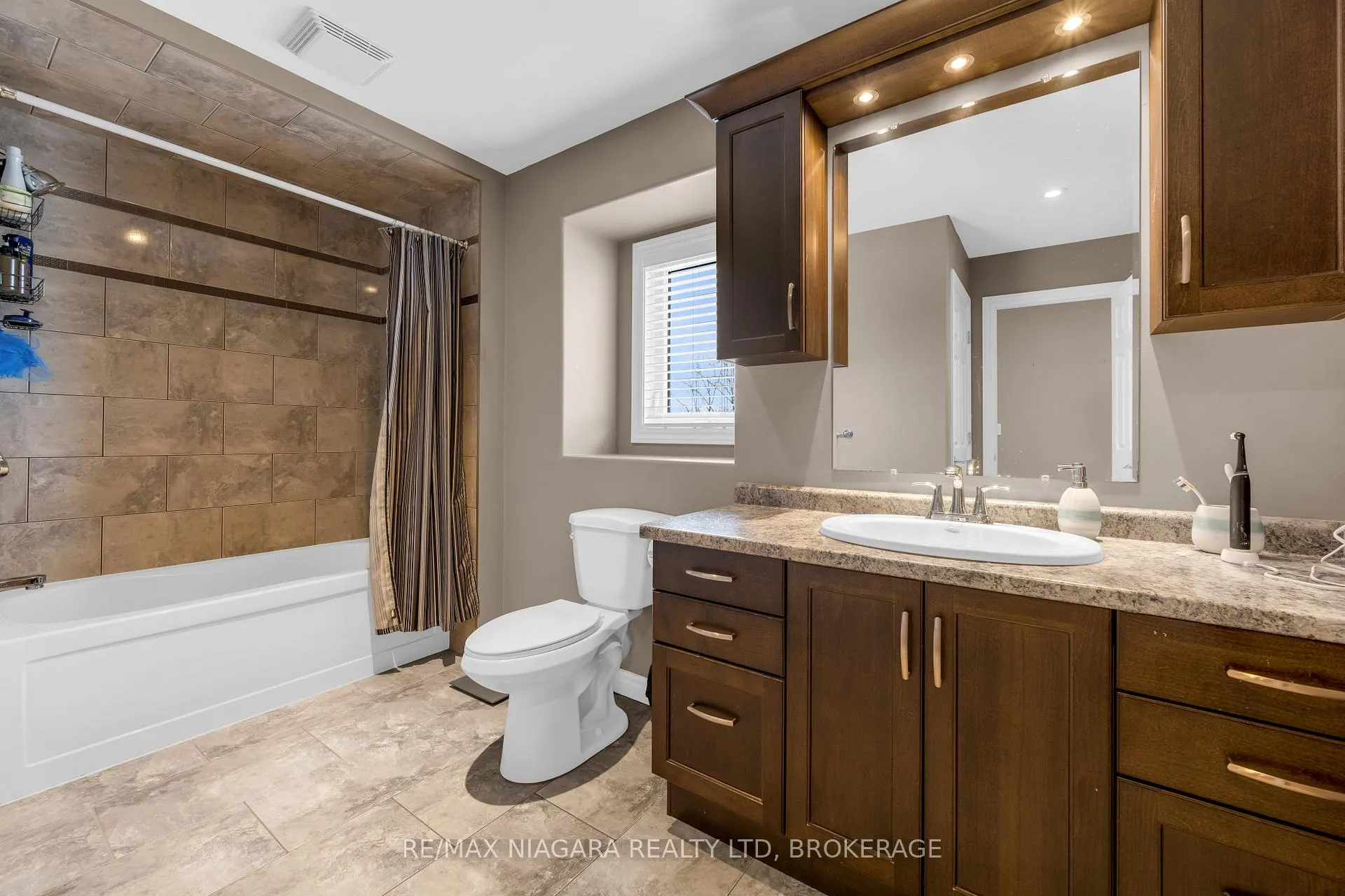 Photo 13 of 4750 Baldwin Avenue, Niagara Falls, Ascot — HOMEH
