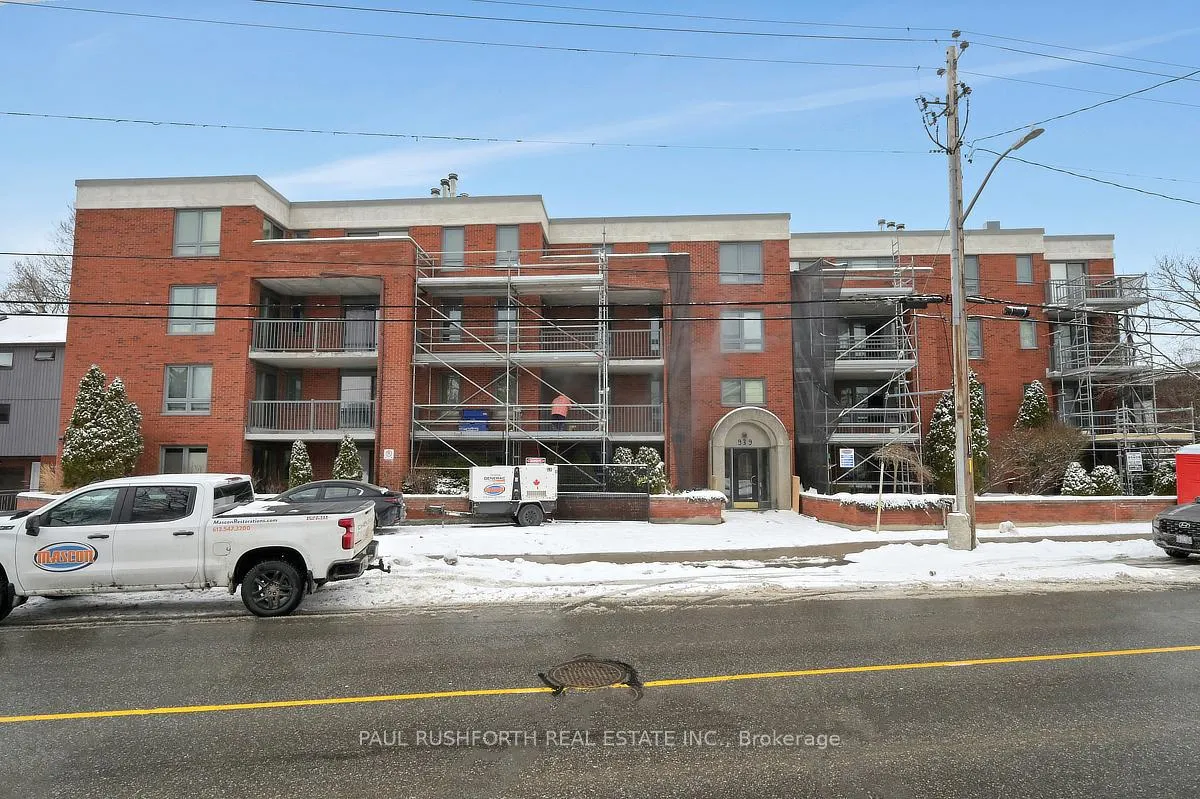 Front of Unit 202, 939 North River Road