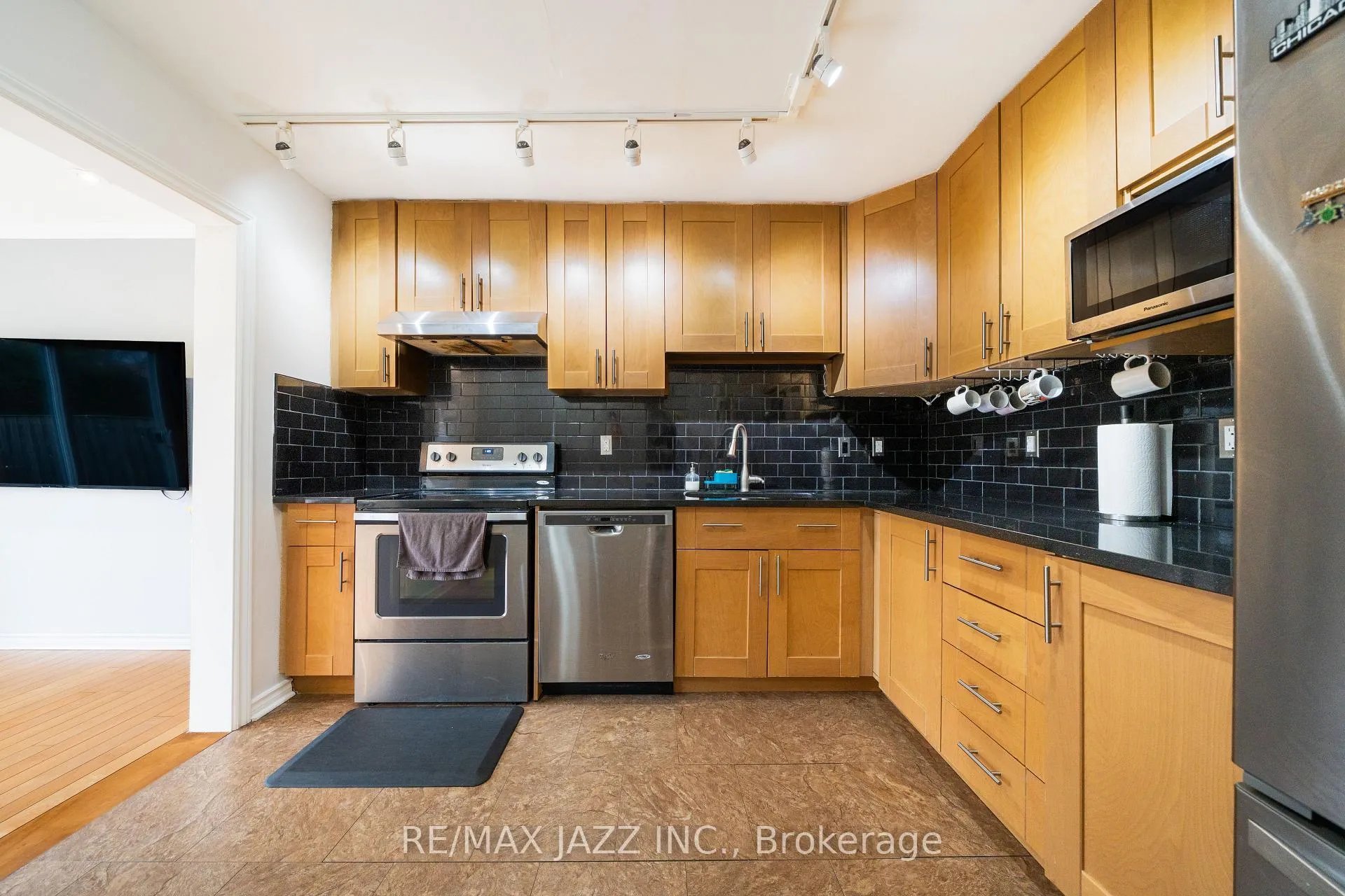Photo 6 of Unit 11, 5 Michael Boulevard, Whitby, Lynde Creek — HOMEH