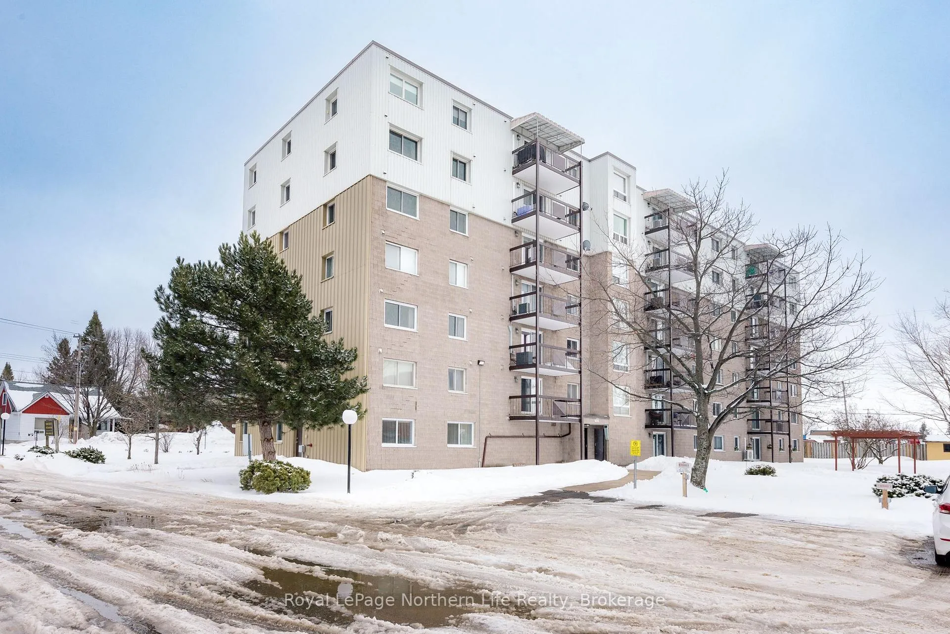 Front of Unit 506, 935 Stockdale Road
