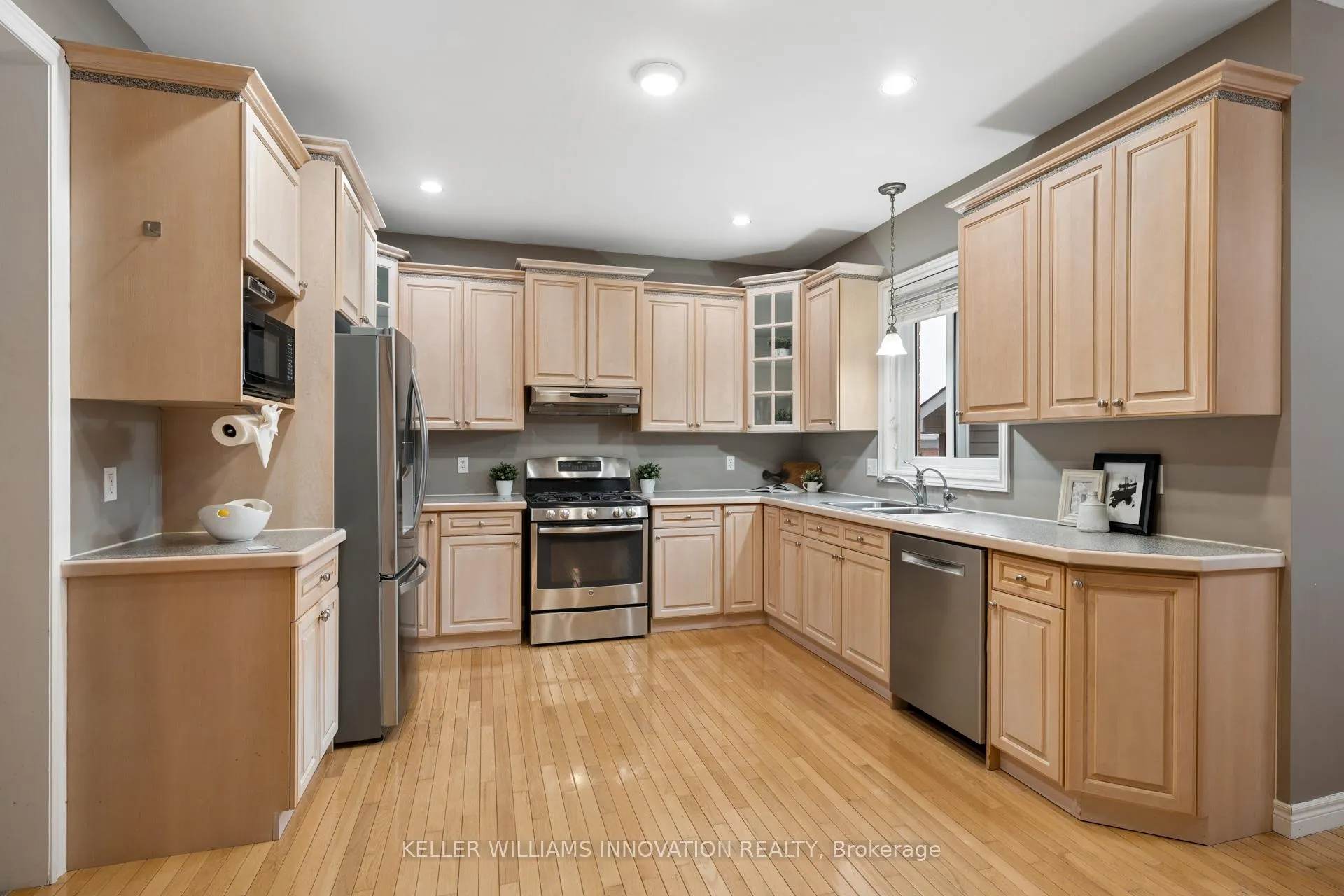 Photo 8 of 555 Sandbanks Crescent, Waterloo — HOMEH