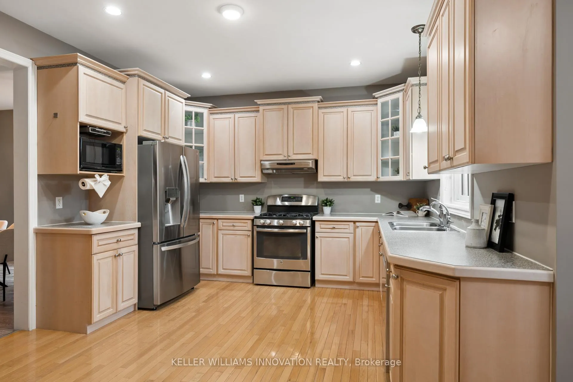 Photo 9 of 555 Sandbanks Crescent, Waterloo — HOMEH