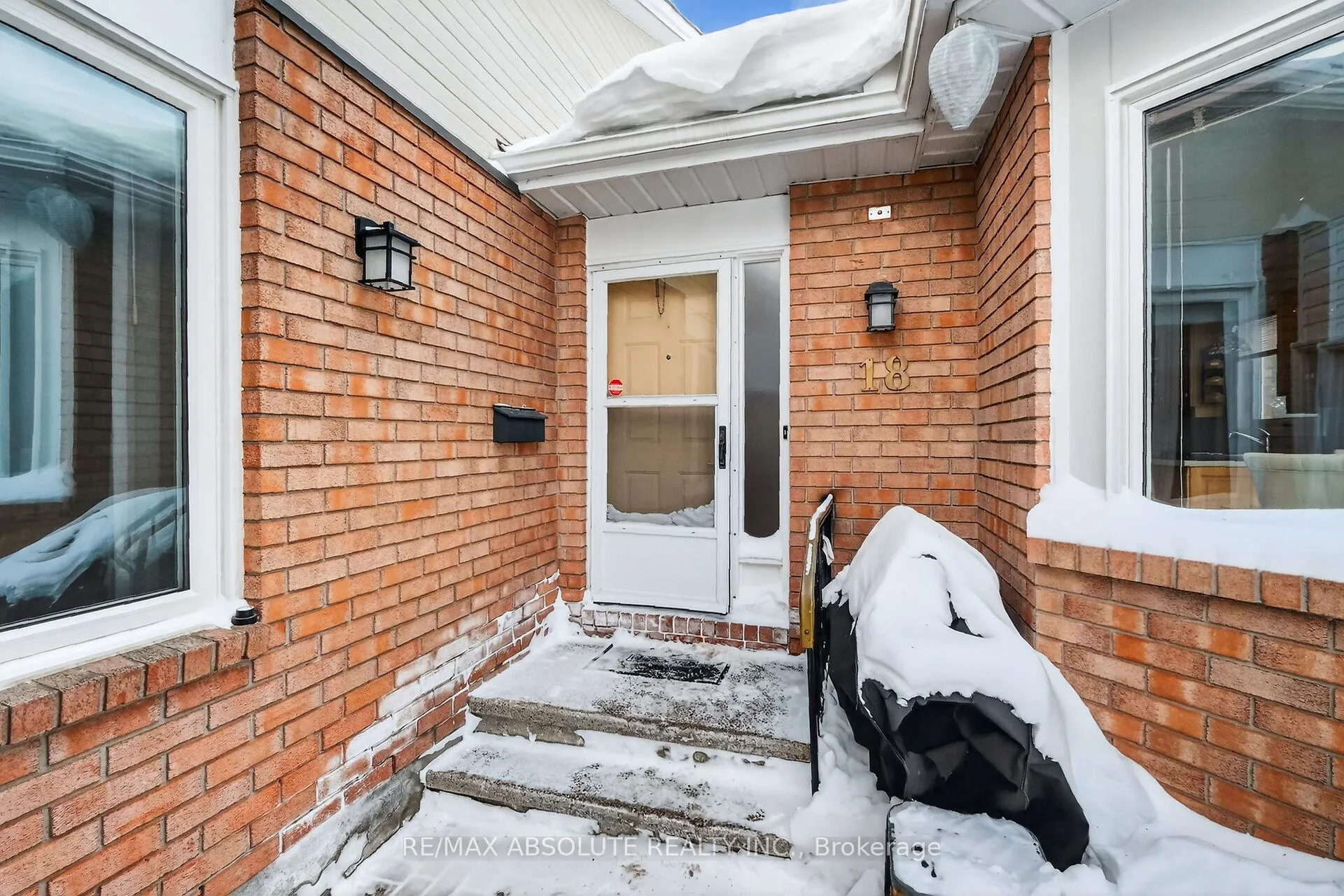 Photo 4 of 18 Pine Needles Court, Ottawa, Stittsville (Central) — HOMEH