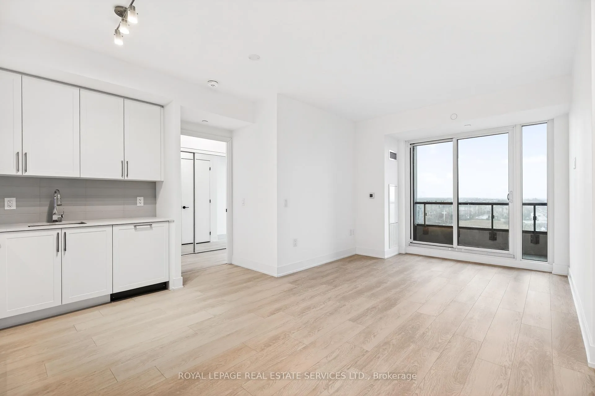 Photo 2 of Unit 512, 2450 Old Bronte Road, Oakville, Westmount — HOMEH