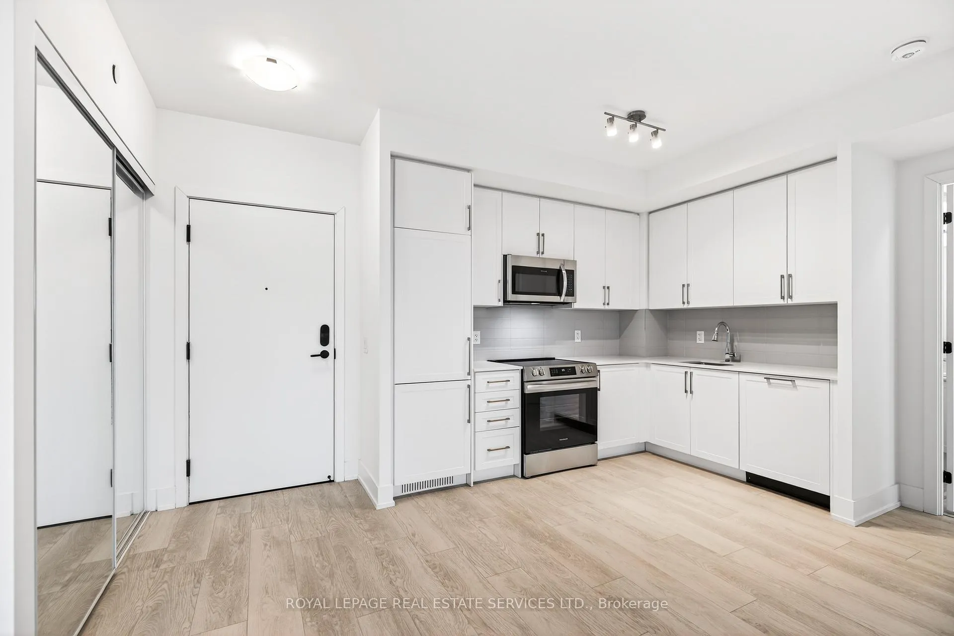 Photo 3 of Unit 512, 2450 Old Bronte Road, Oakville, Westmount — HOMEH