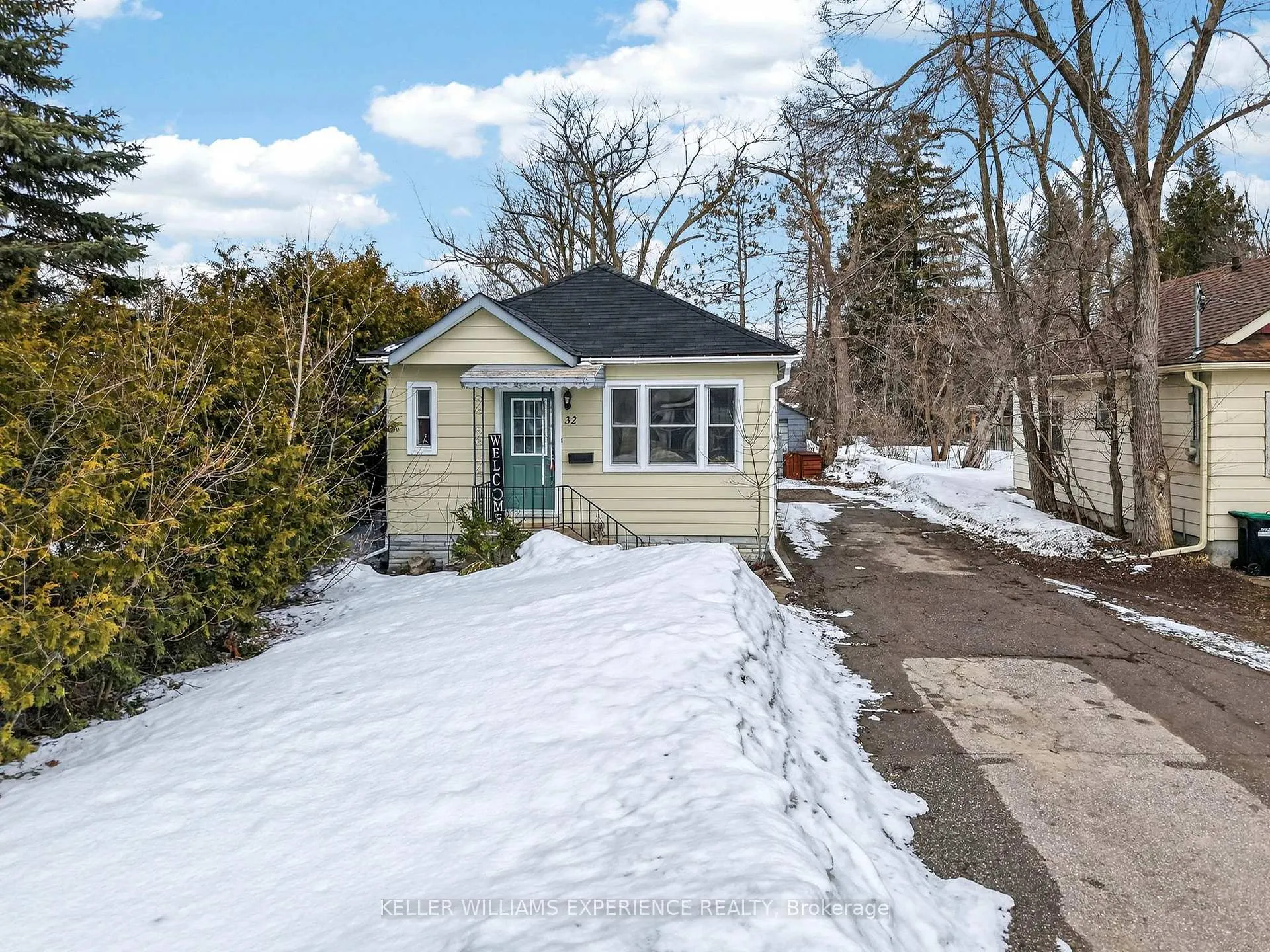 Photo 3 of 32 Henry Street, Barrie, Queen's Park — HOMEH