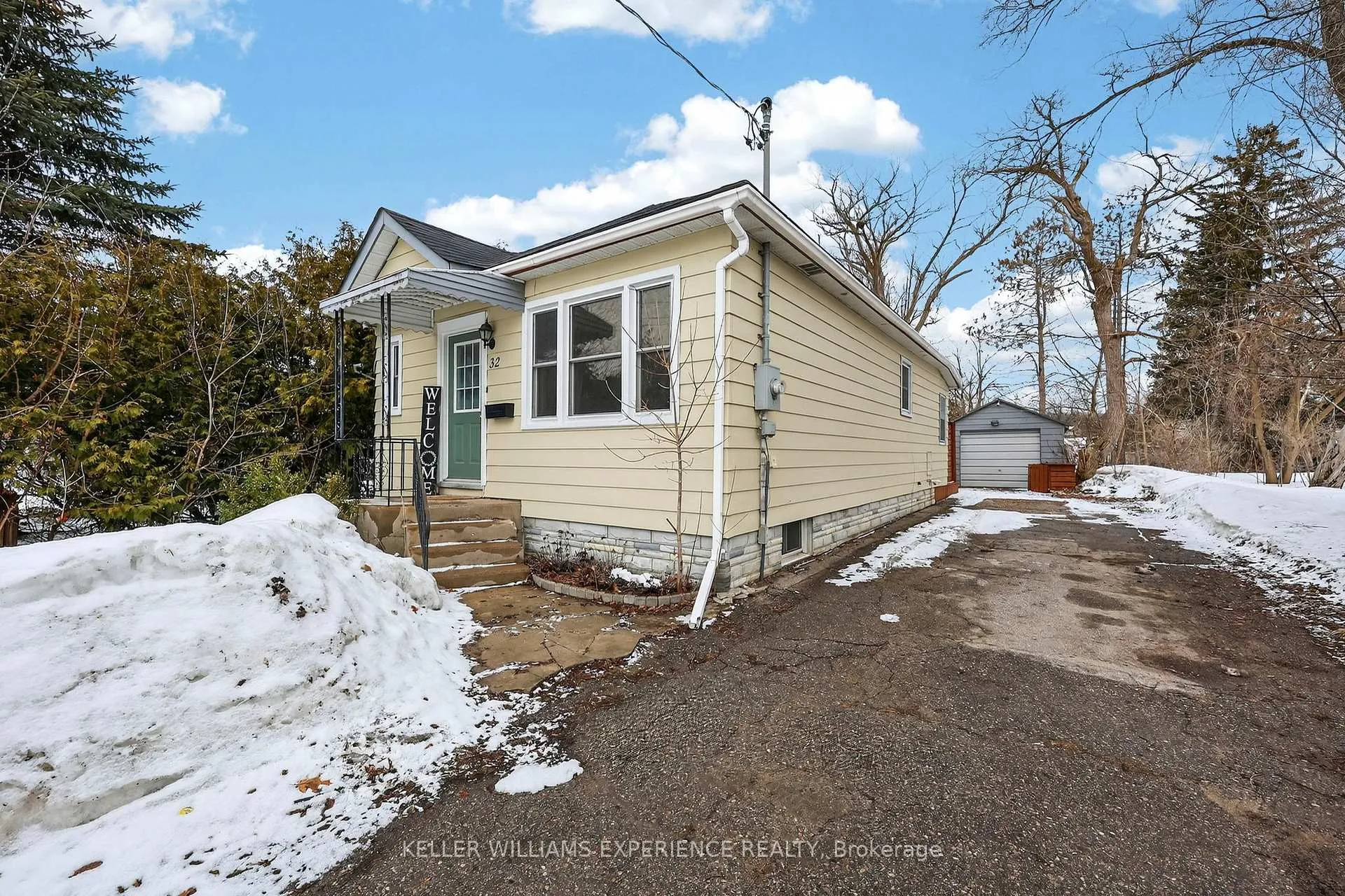 Photo 4 of 32 Henry Street, Barrie, Queen's Park — HOMEH