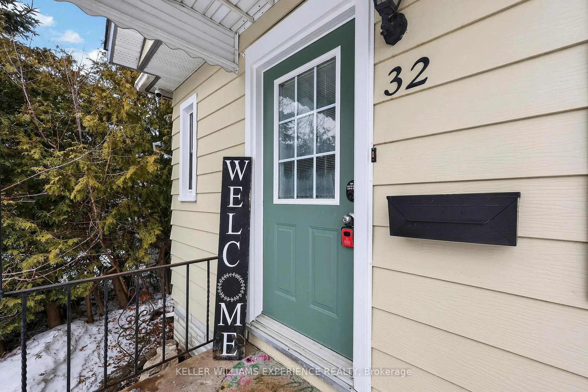 Photo 5 of 32 Henry Street, Barrie, Queen's Park — HOMEH