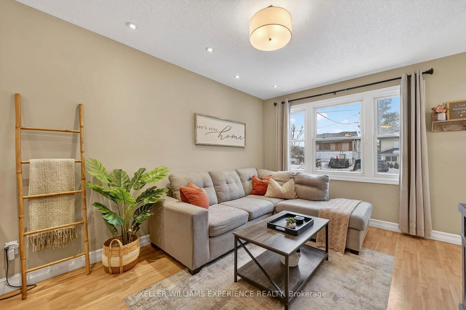 Photo 9 of 32 Henry Street, Barrie, Queen's Park — HOMEH