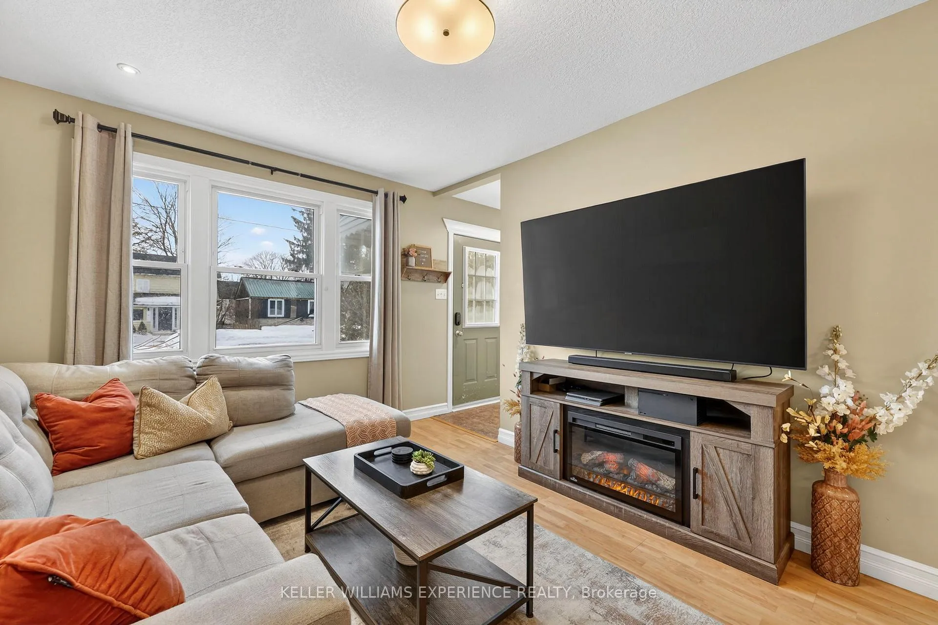 Photo 10 of 32 Henry Street, Barrie, Queen's Park — HOMEH