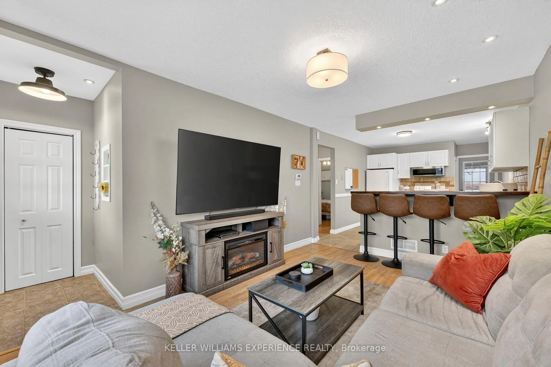 Photo 11 of 32 Henry Street, Barrie, Queen's Park — HOMEH
