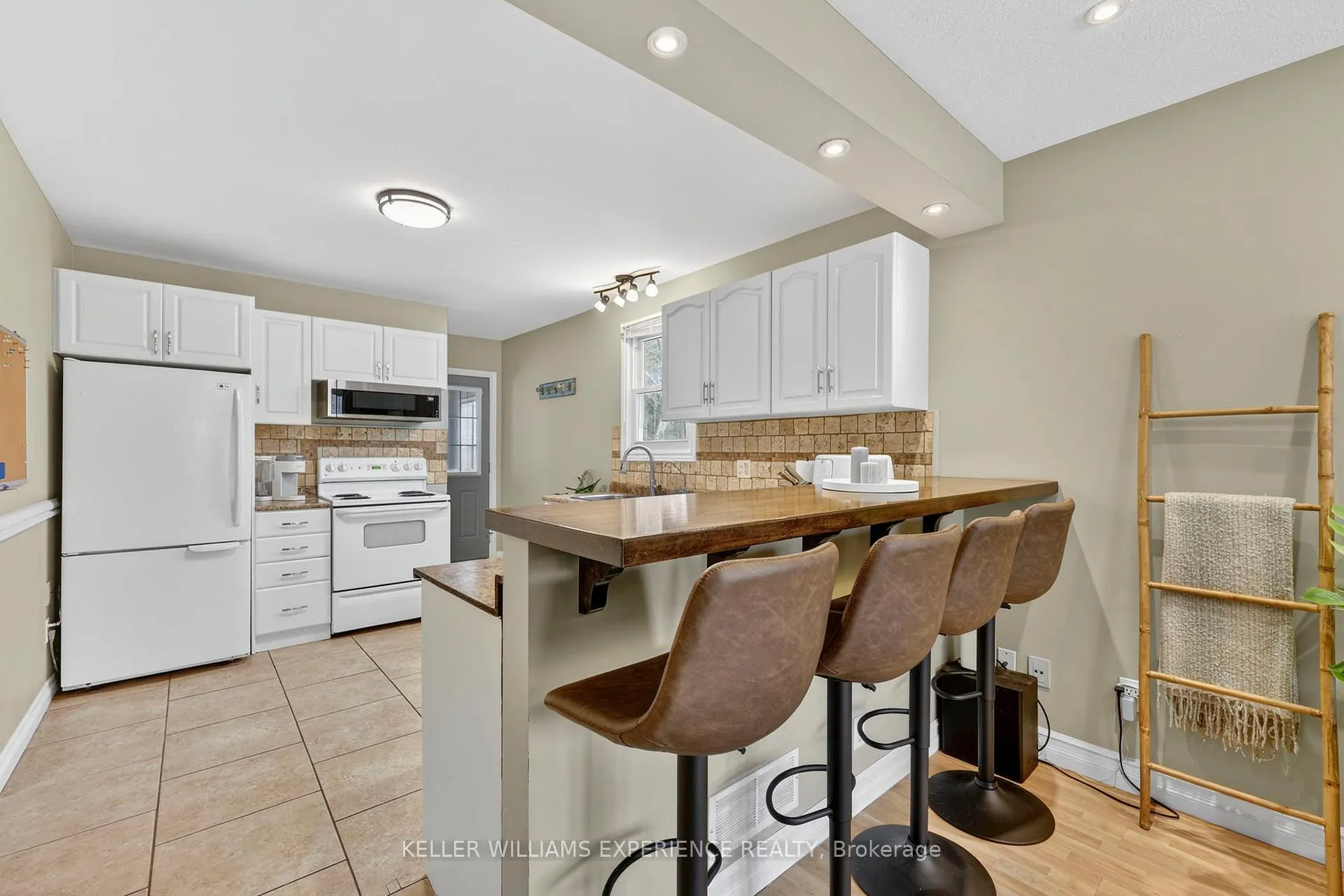 Photo 13 of 32 Henry Street, Barrie, Queen's Park — HOMEH