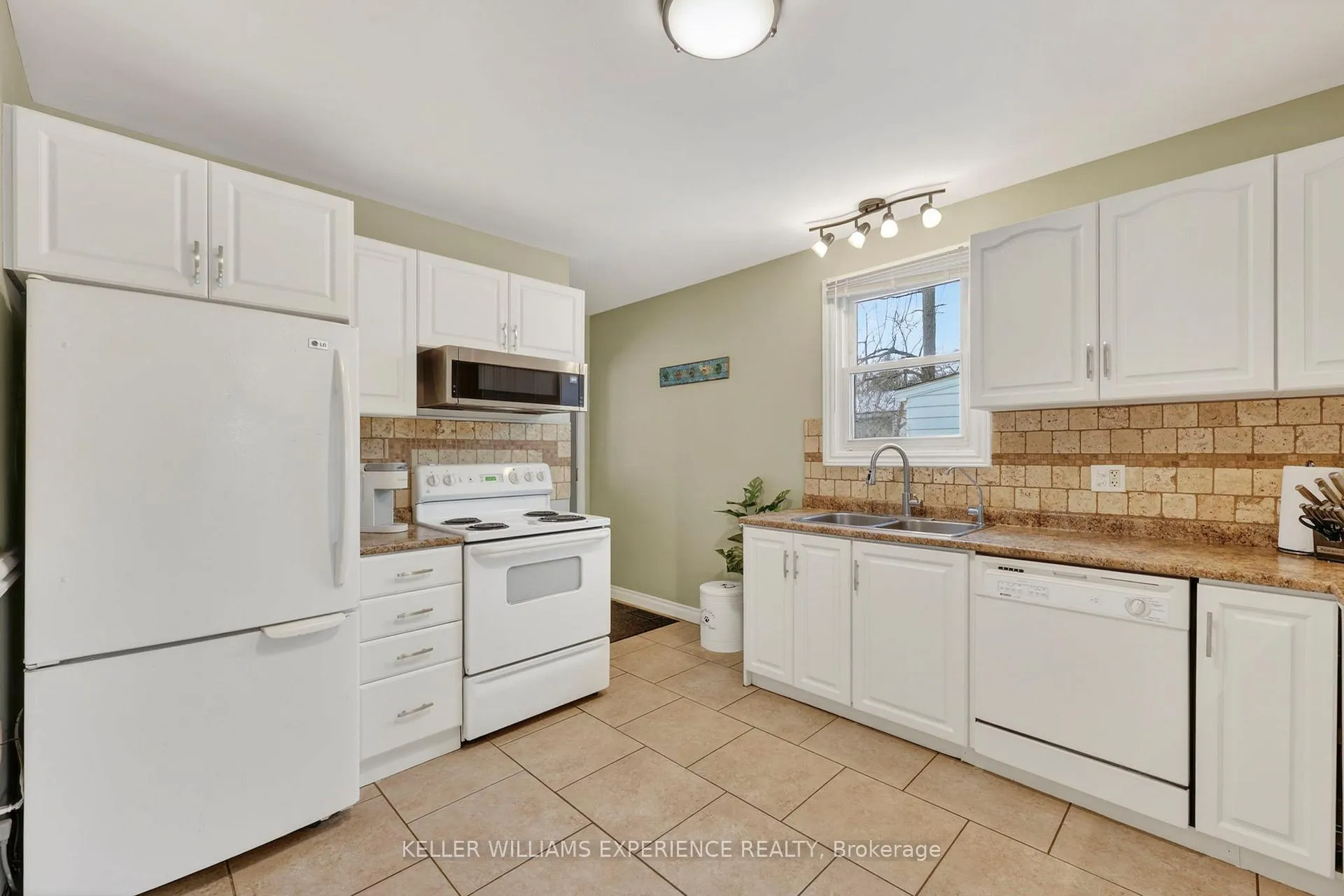 Photo 14 of 32 Henry Street, Barrie, Queen's Park — HOMEH