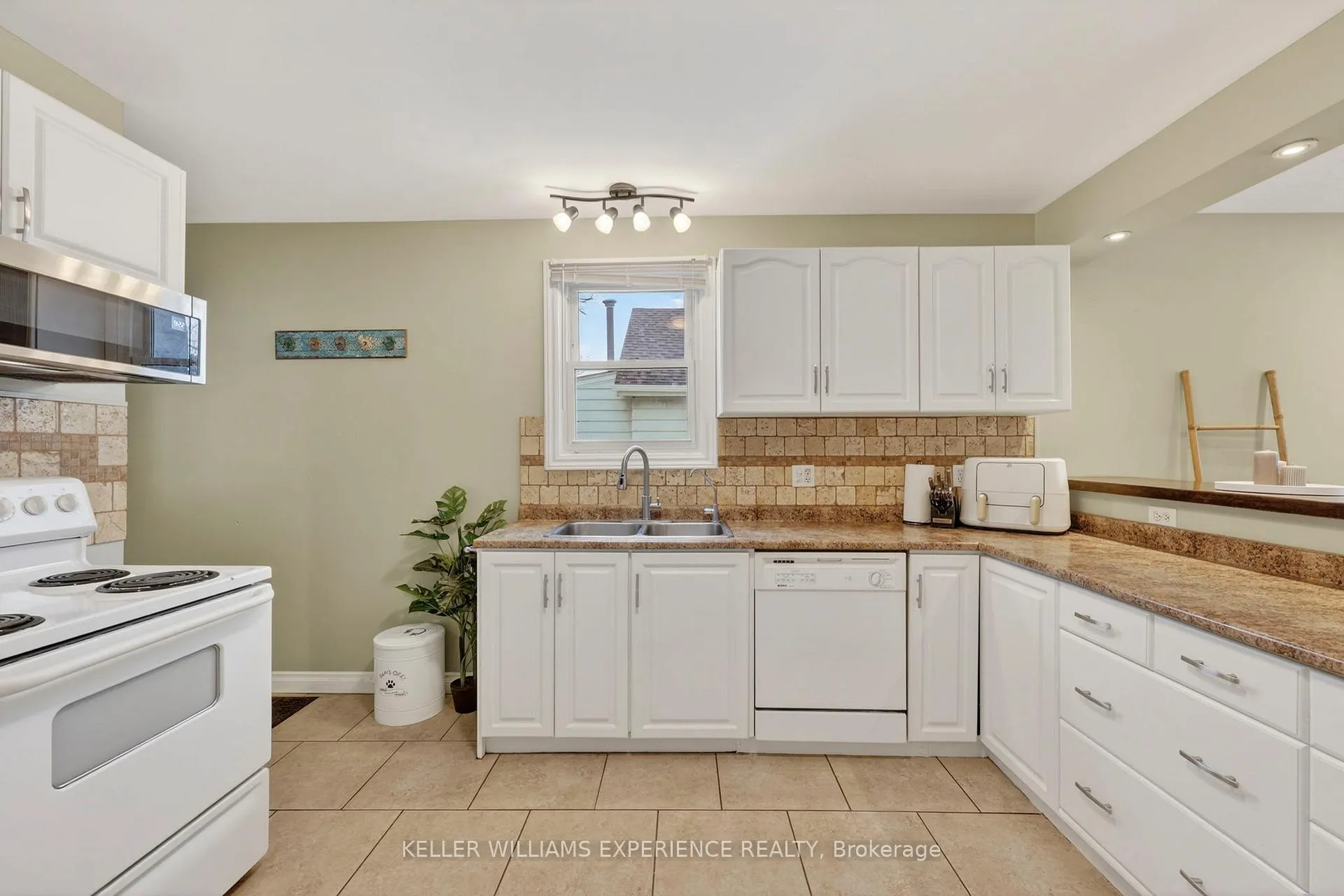 Photo 15 of 32 Henry Street, Barrie, Queen's Park — HOMEH