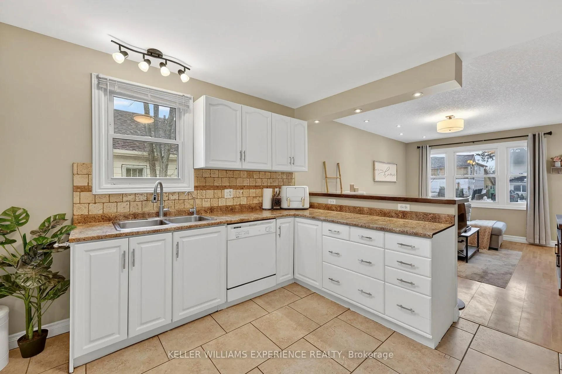 Photo 16 of 32 Henry Street, Barrie, Queen's Park — HOMEH