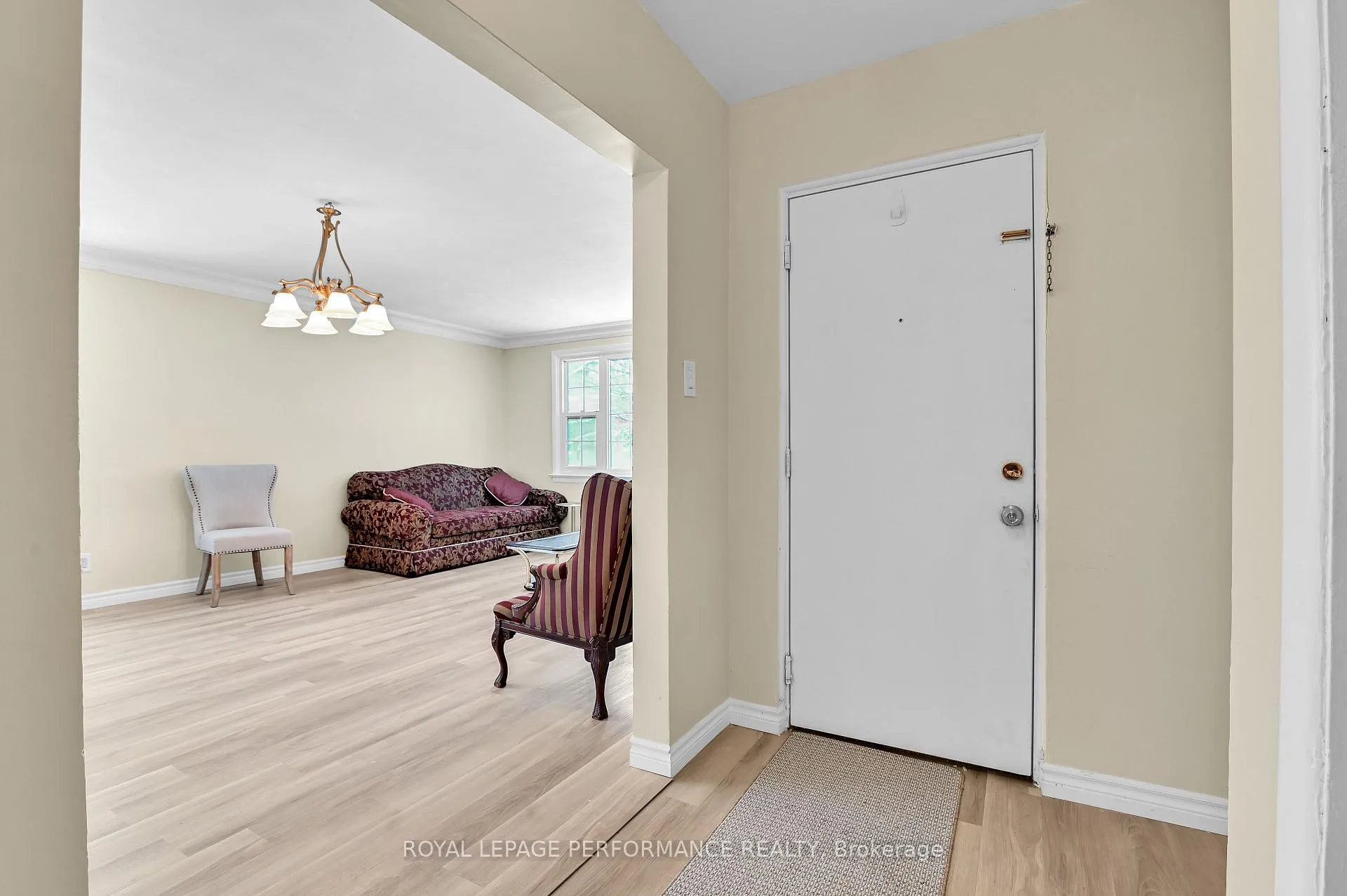 Photo 3 of Unit #2, 474 Vernon Avenue, Ottawa, Castle Heights — HOMEH