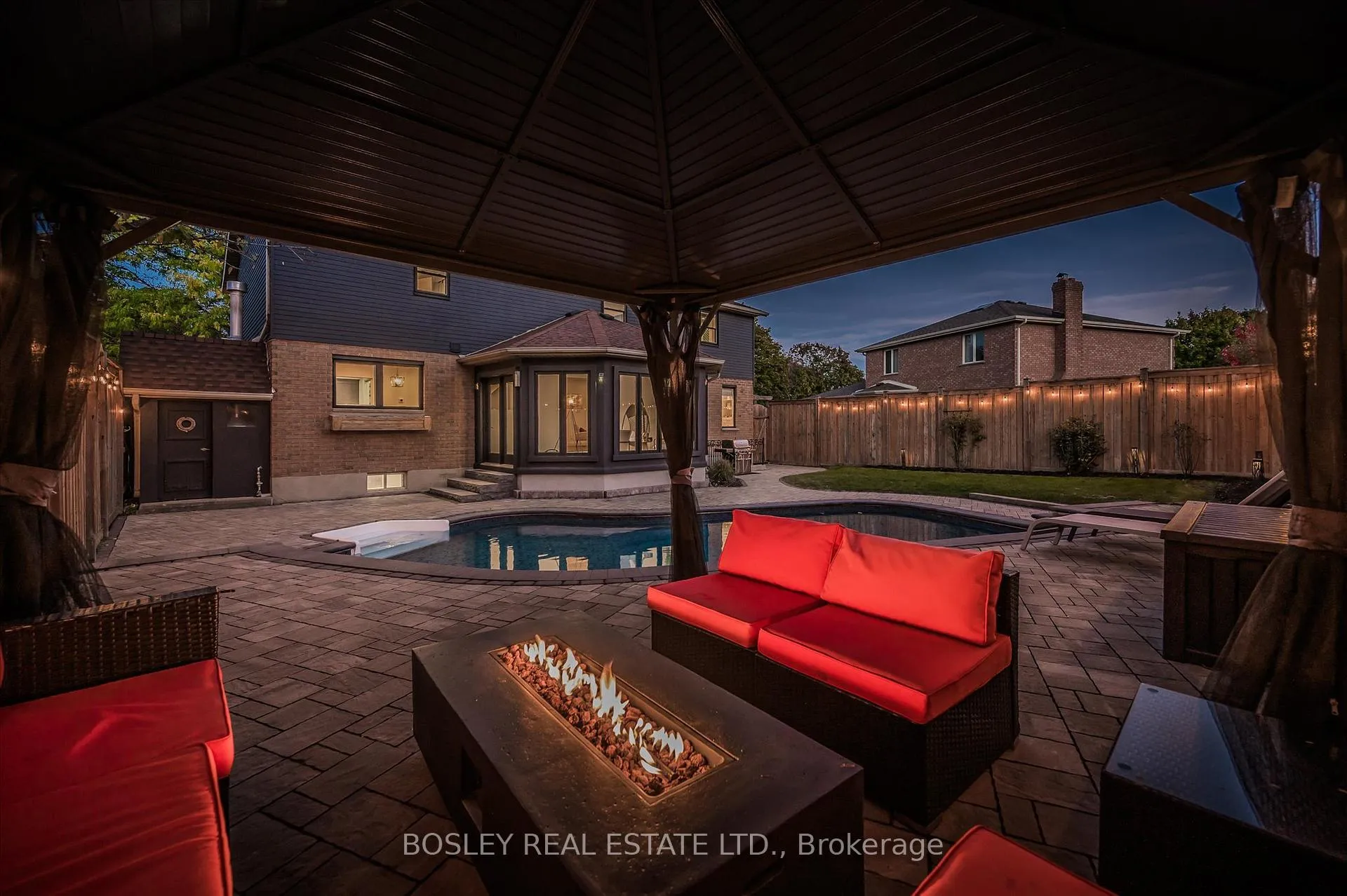 Photo 3 of 601 Sandringham Drive, Waterloo, Colonial Acres — HOMEH