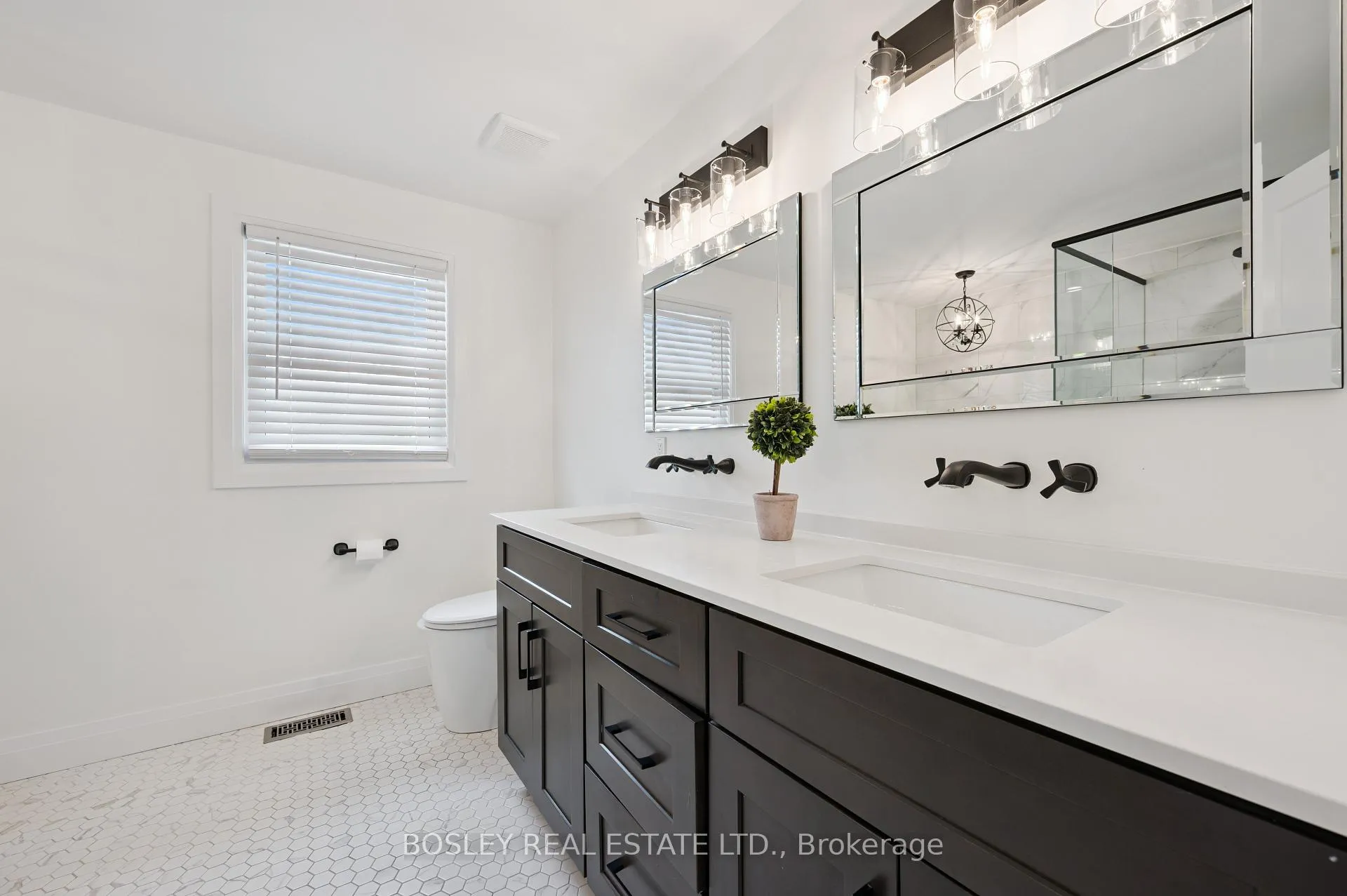 Photo 20 of 601 Sandringham Drive, Waterloo, Colonial Acres — HOMEH