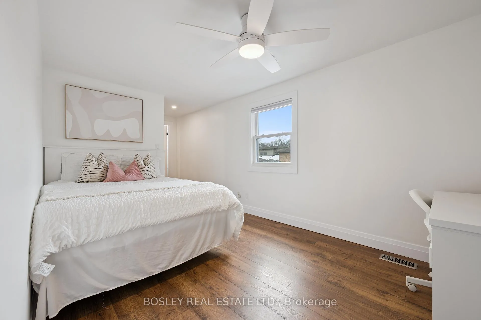 Photo 23 of 601 Sandringham Drive, Waterloo, Colonial Acres — HOMEH