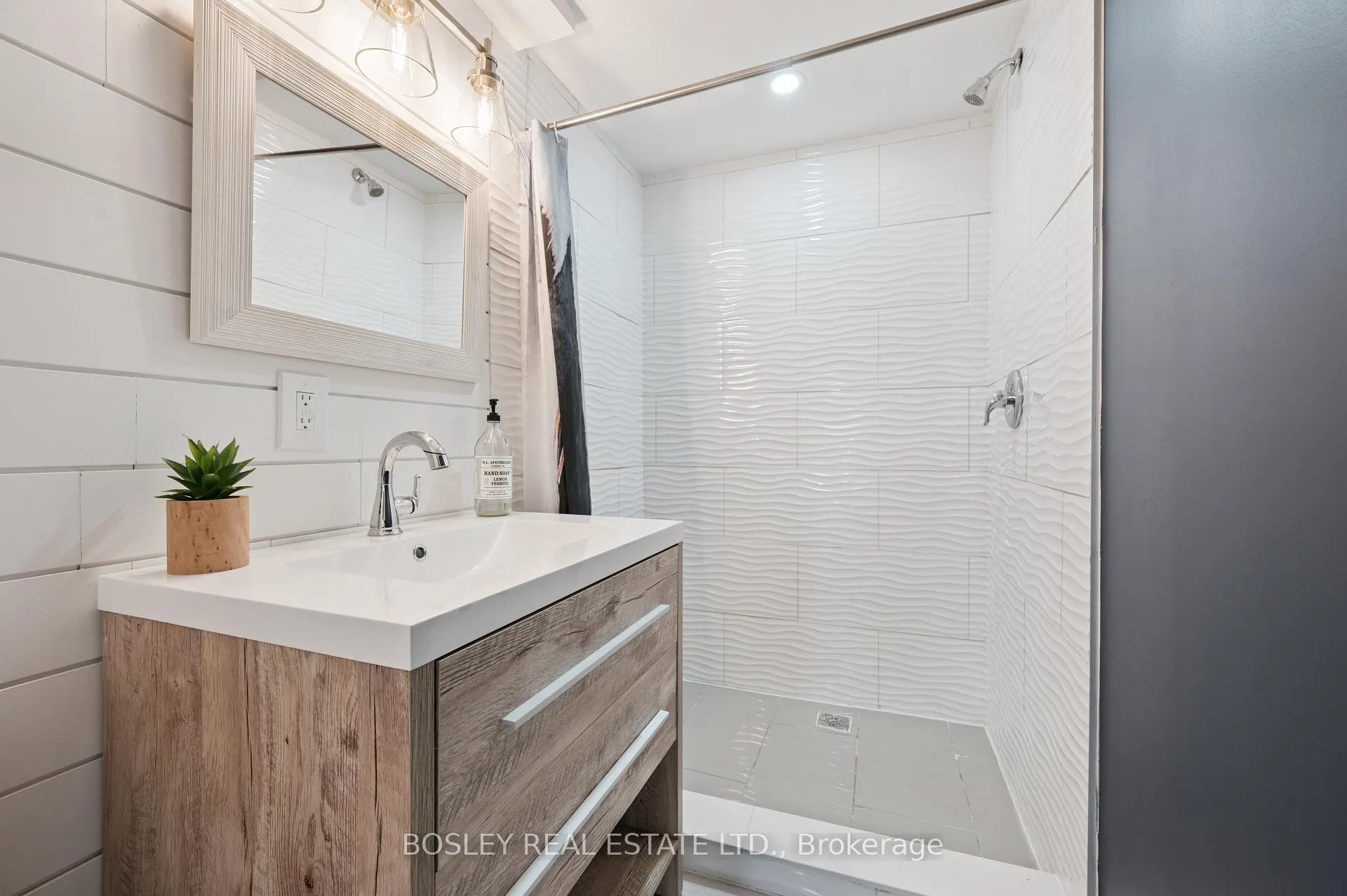 Photo 30 of 601 Sandringham Drive, Waterloo, Colonial Acres — HOMEH