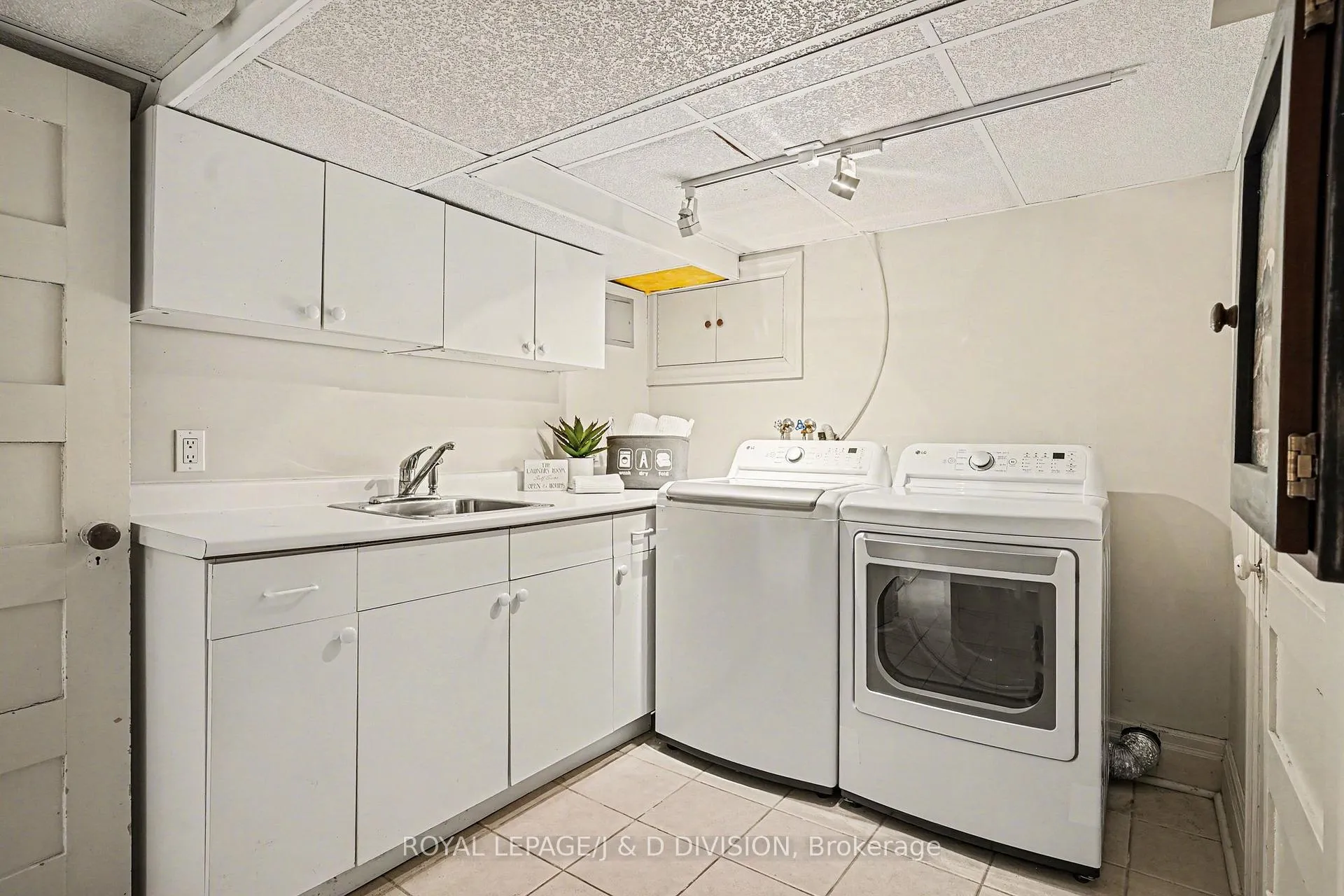 Photo 41 of 12 Weybourne Crescent, Toronto, Lawrence Park South — HOMEH