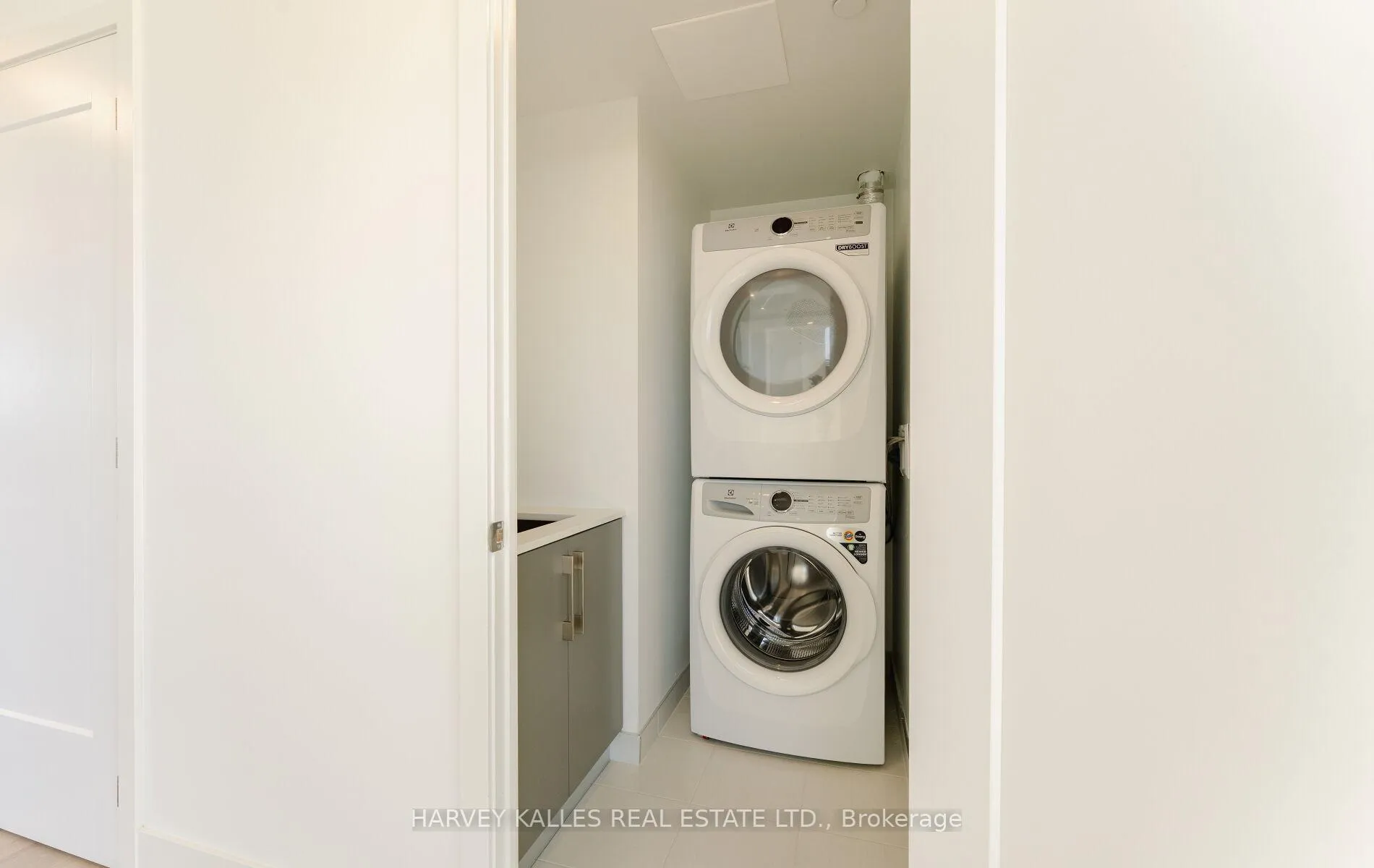 Photo 19 of Unit PH1, 8 Manor Road W, Toronto, Yonge-Eglinton — HOMEH