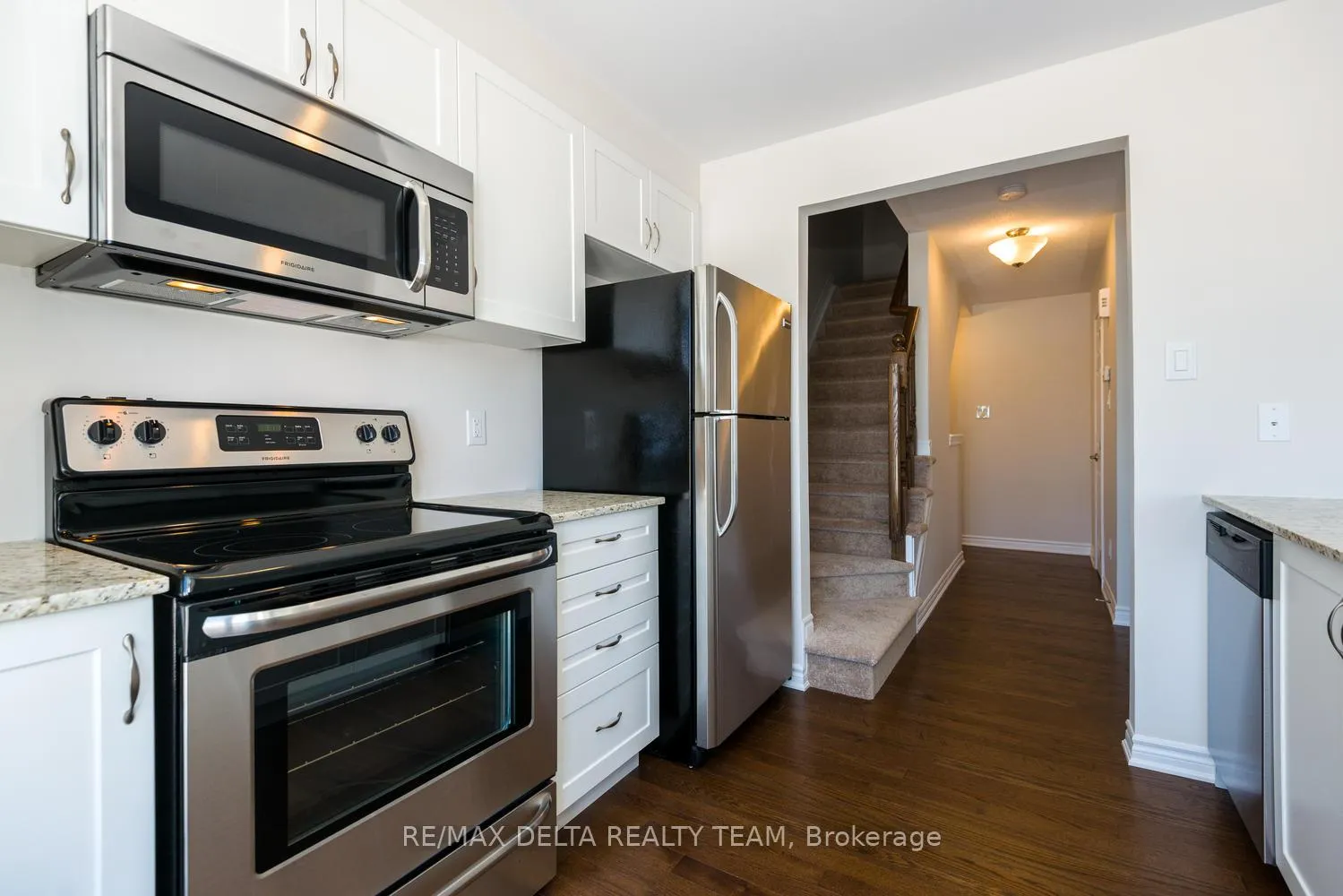 Photo 8 of 195 Par-La-Ville Circle, Ottawa, Stittsville (North) — HOMEH