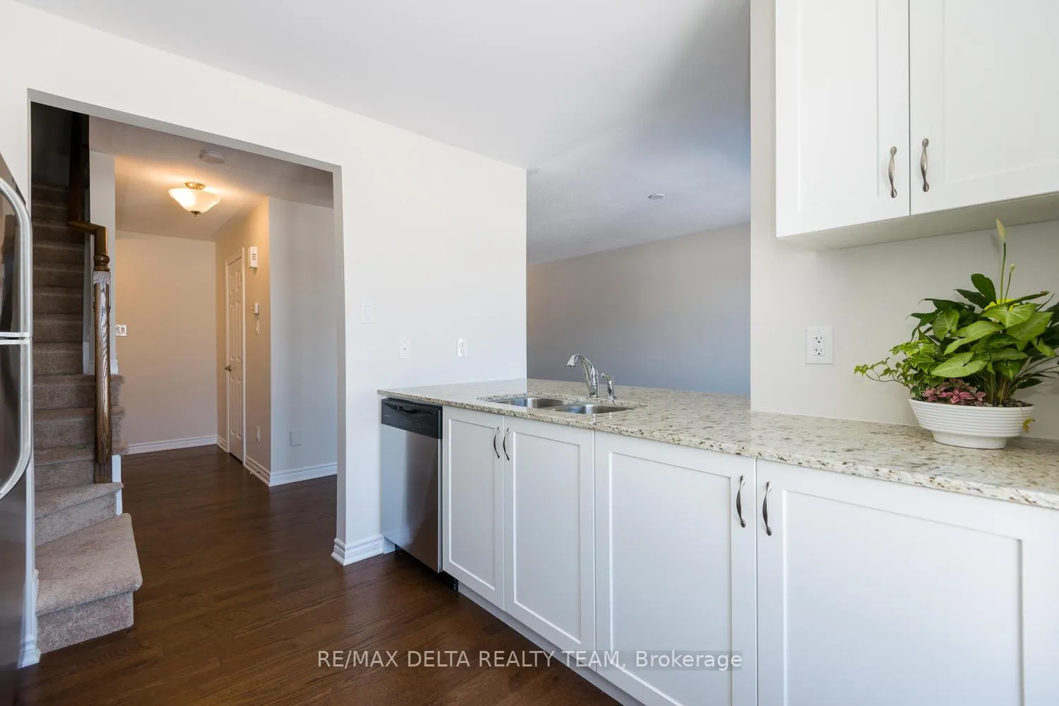Photo 9 of 195 Par-La-Ville Circle, Ottawa, Stittsville (North) — HOMEH