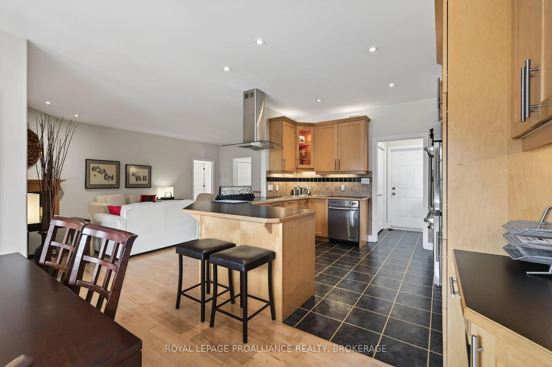 Photo 11 of 440 Maureen Street, Kingston, Kingston East (Incl Barret Crt) — HOMEH