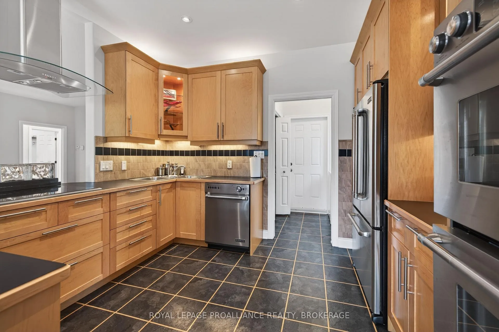 Photo 13 of 440 Maureen Street, Kingston, Kingston East (Incl Barret Crt) — HOMEH