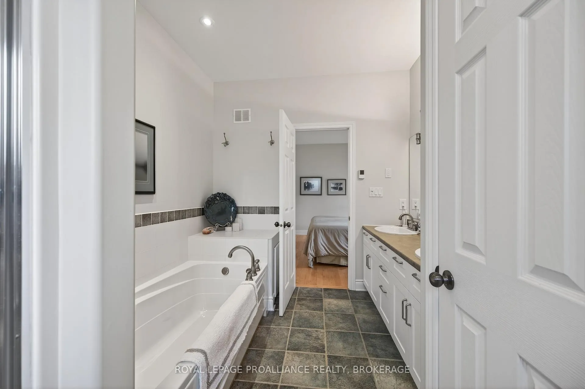 Photo 19 of 440 Maureen Street, Kingston, Kingston East (Incl Barret Crt) — HOMEH