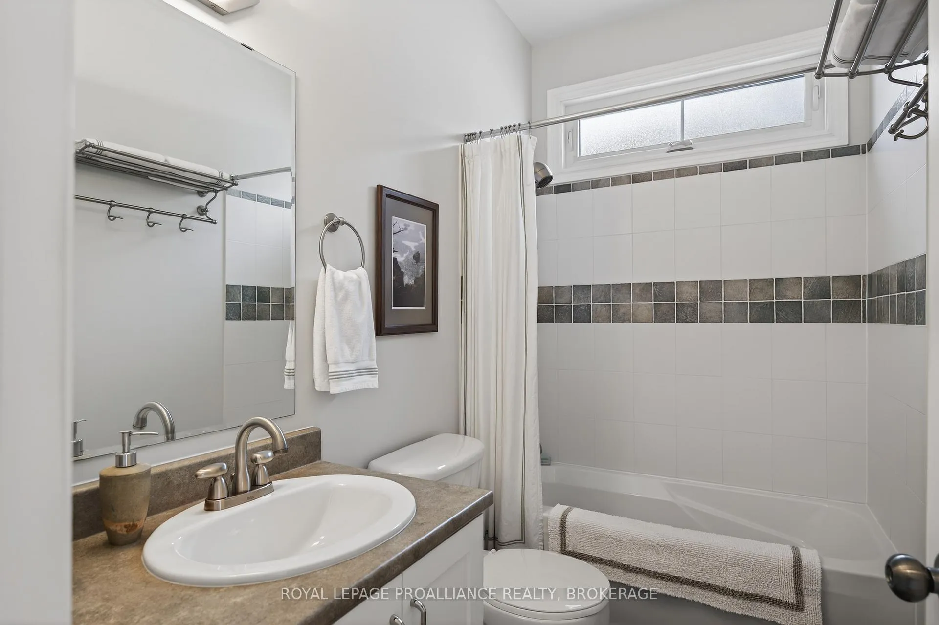 Photo 24 of 440 Maureen Street, Kingston, Kingston East (Incl Barret Crt) — HOMEH