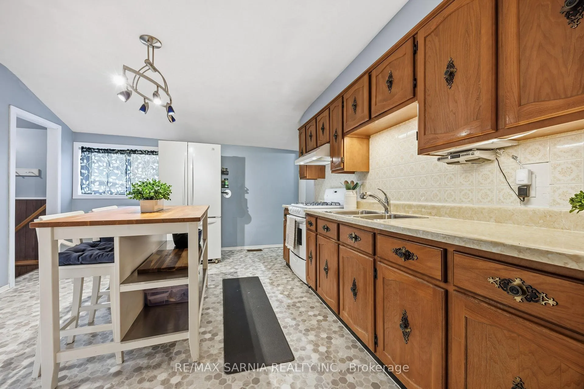 Photo 9 of 188 Euphemia Street N, Sarnia — HOMEH