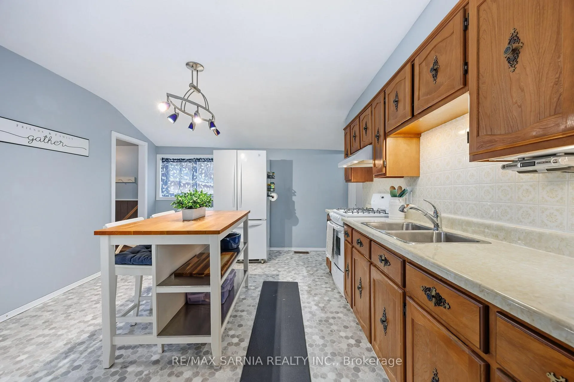 Photo 10 of 188 Euphemia Street N, Sarnia — HOMEH