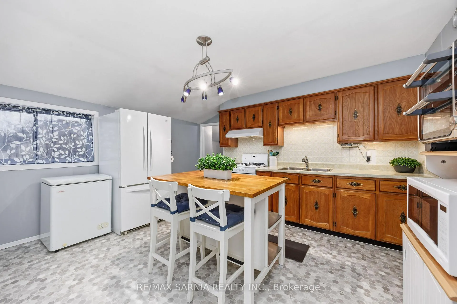 Photo 11 of 188 Euphemia Street N, Sarnia — HOMEH