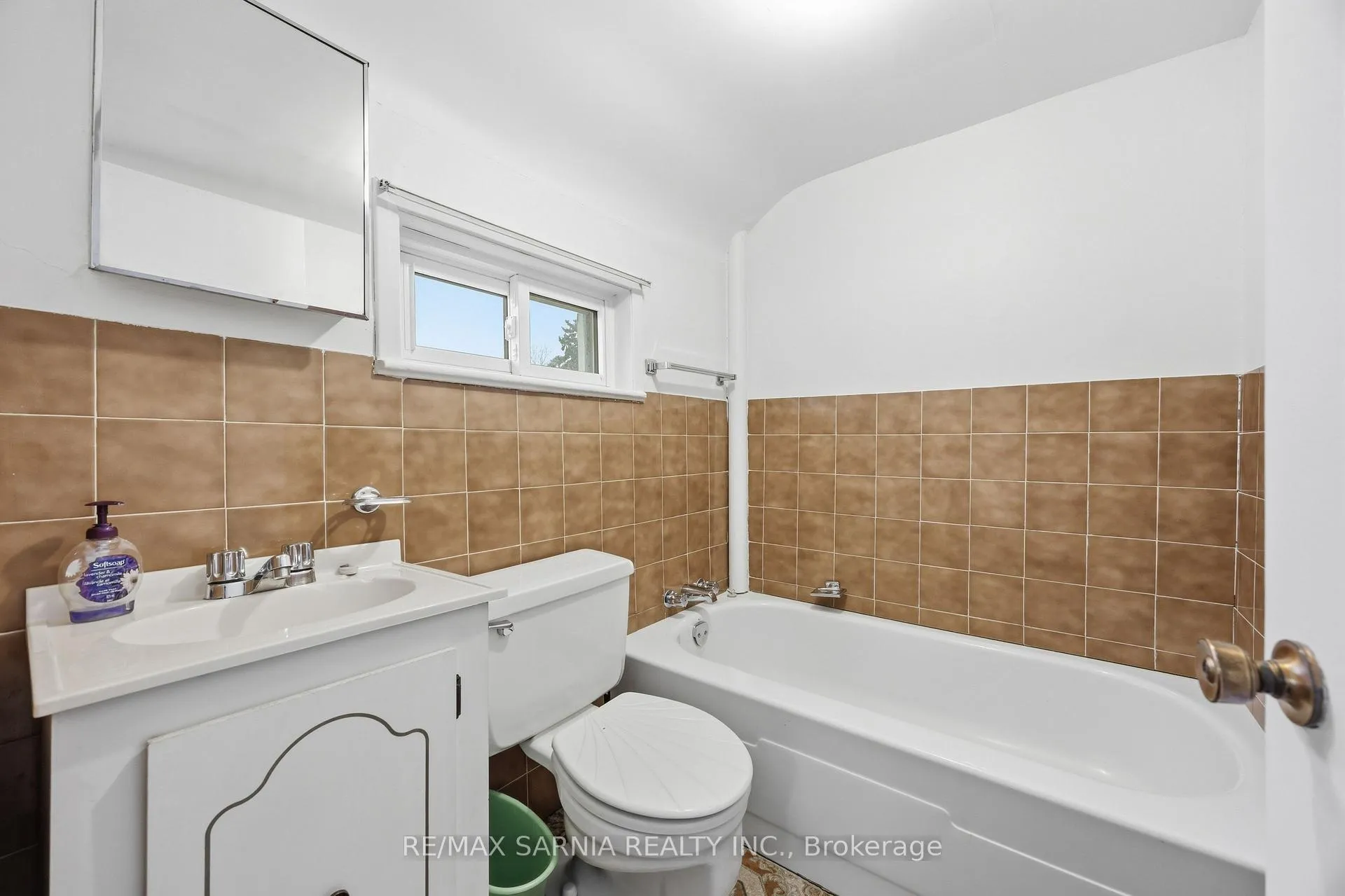 Photo 29 of 188 Euphemia Street N, Sarnia — HOMEH