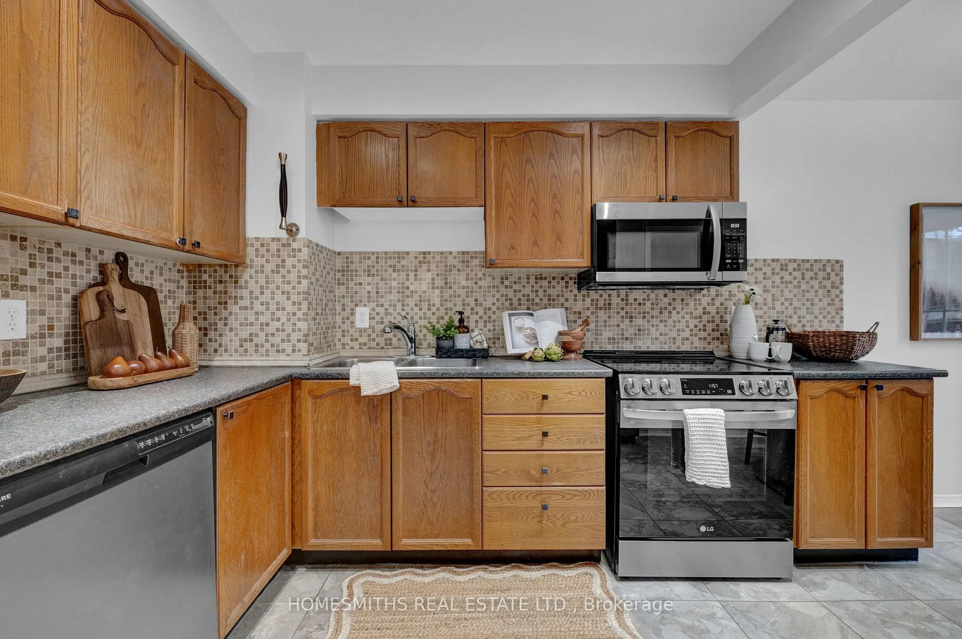 Photo 10 of 787 Bennett Crescent, Oshawa, Pinecrest — HOMEH