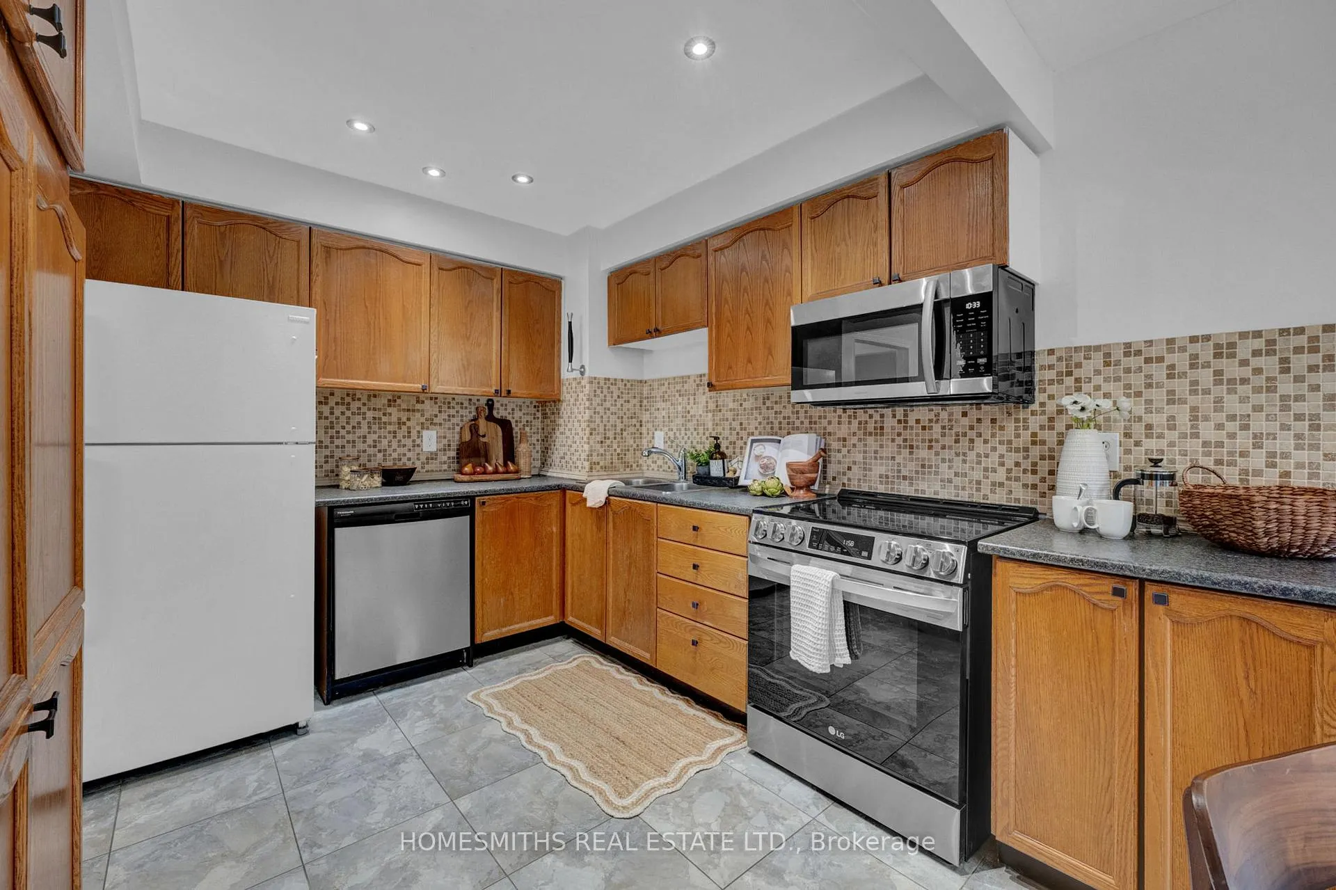 Photo 11 of 787 Bennett Crescent, Oshawa, Pinecrest — HOMEH
