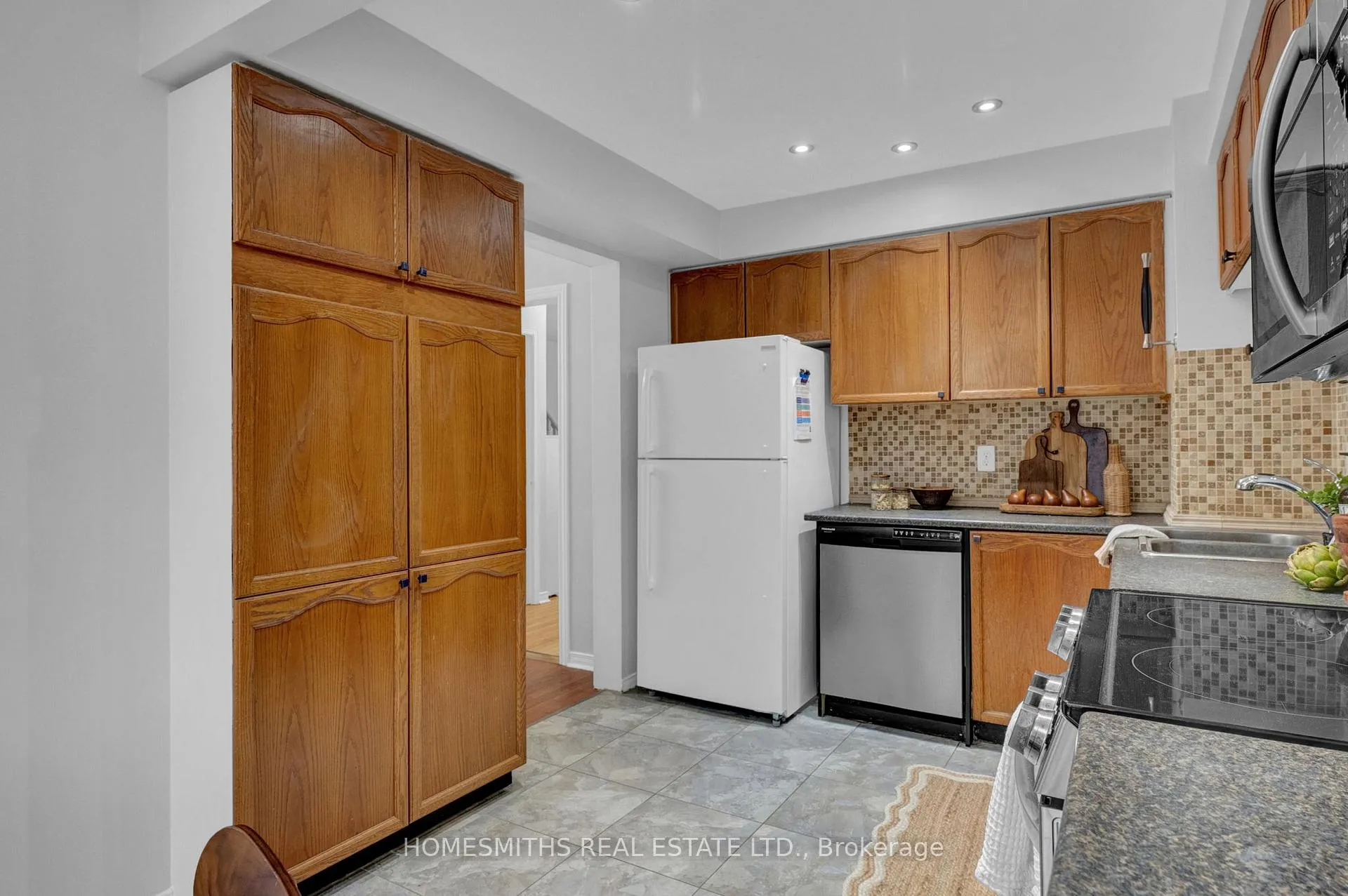 Photo 13 of 787 Bennett Crescent, Oshawa, Pinecrest — HOMEH