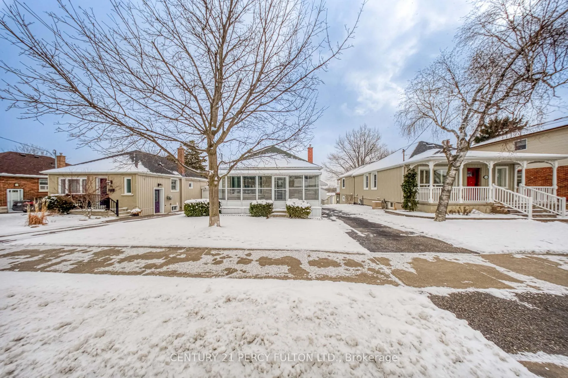 Photo 2 of 707 Athol Street, Whitby, Downtown Whitby — HOMEH